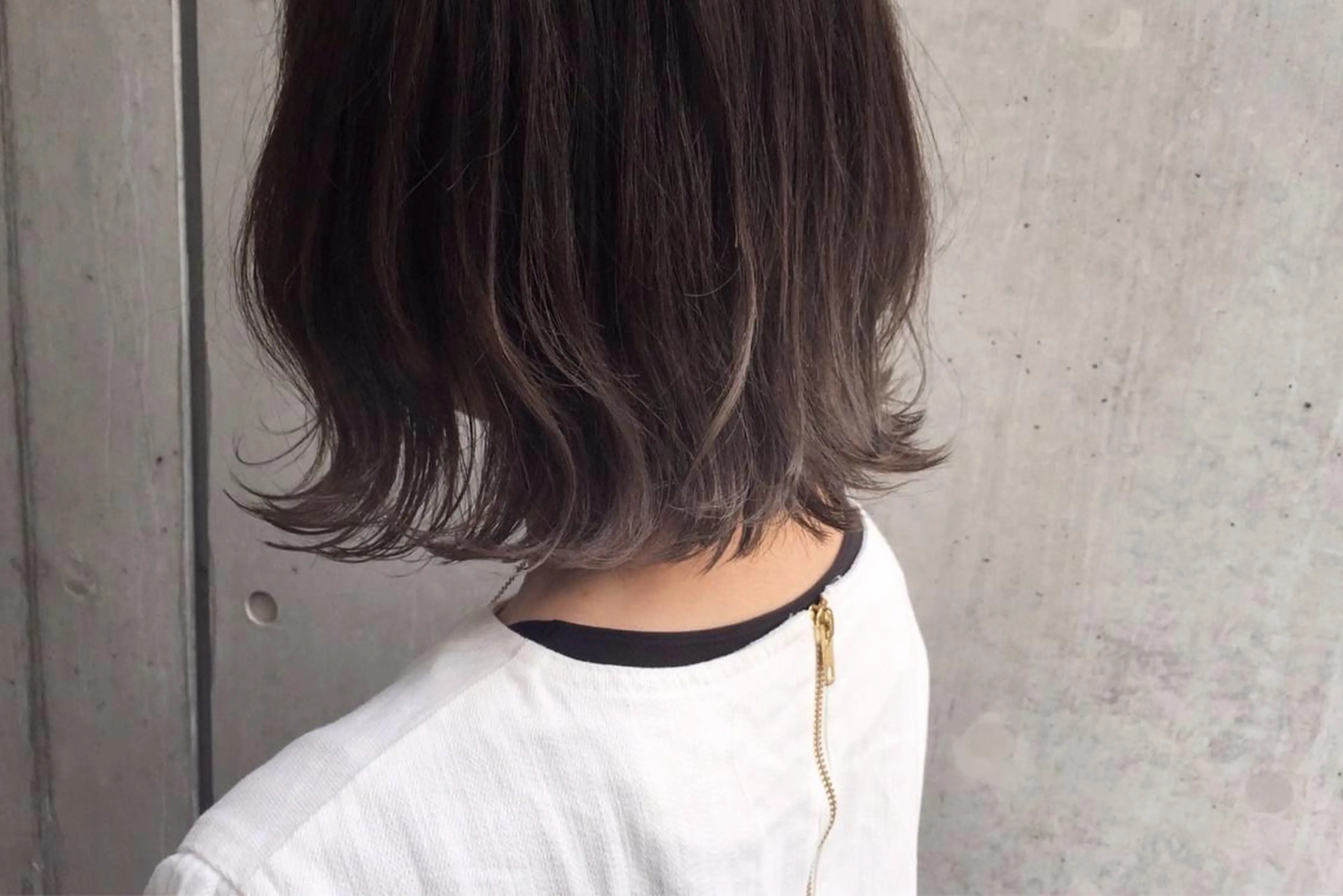 ショート カラー ブリーチ ダークシルバー グラデーションカラー シルバー ボブ milk所属・キノシタ マユのヘアスタイル