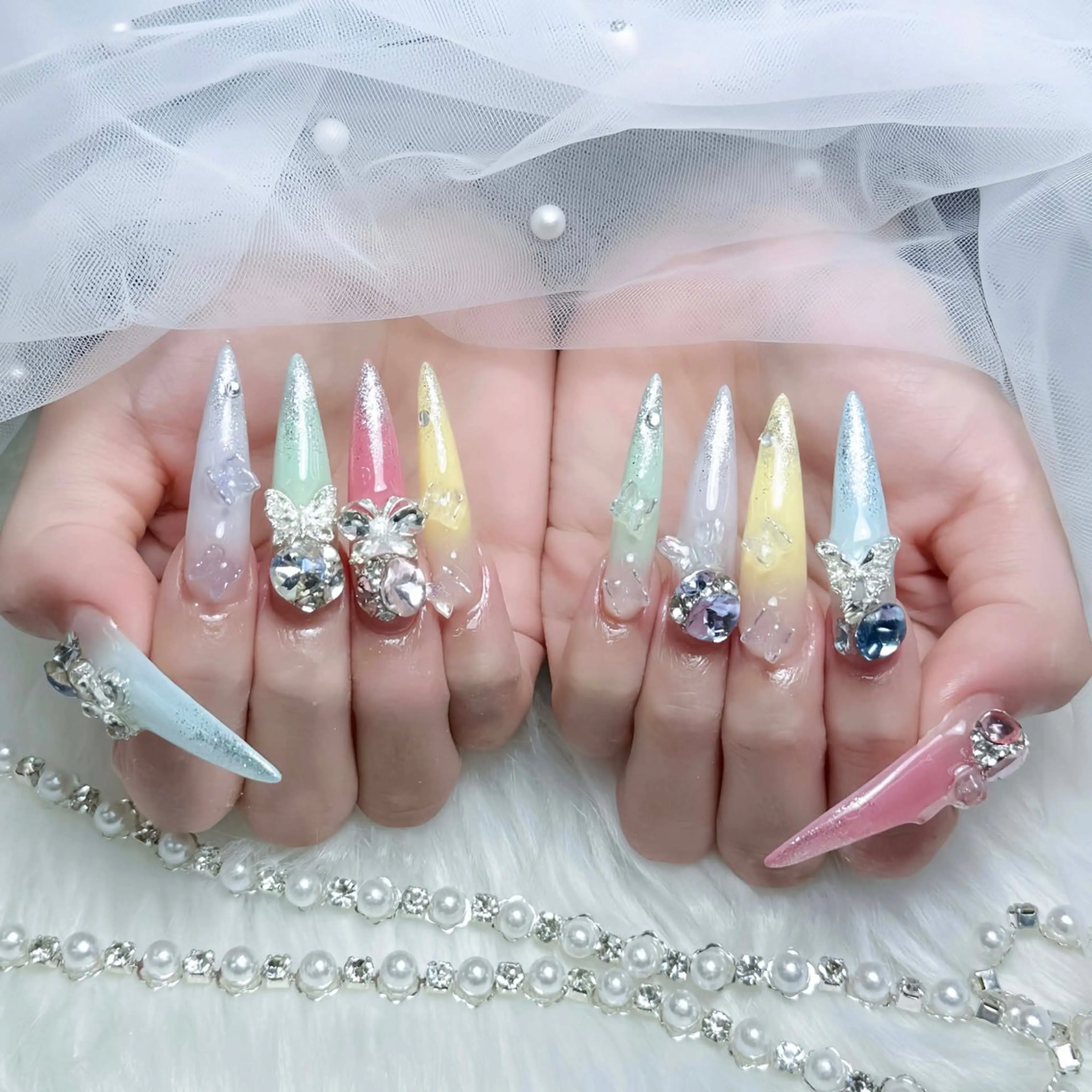 ネイル キラキラネイル 春ネイル ホワイト ハンドネイル ハンドケア いちご ちゃんのネイルデザイン