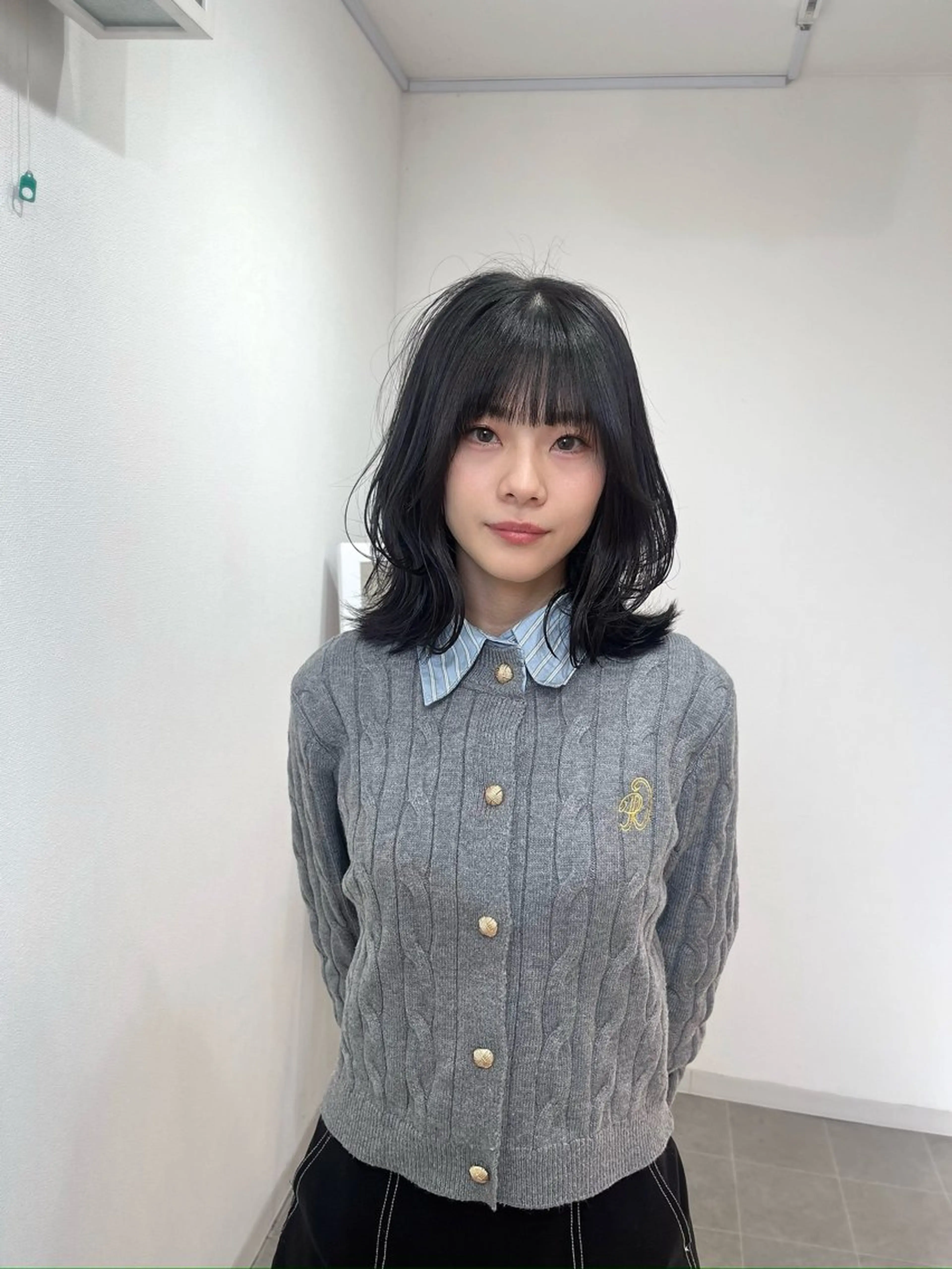 ミディアム カラー 黒髪 ブルーカラー ブルーブラック くびれヘア ヘアカラー トリートメント 韓国ヘア🇰🇷 RYOTAのヘアスタイル