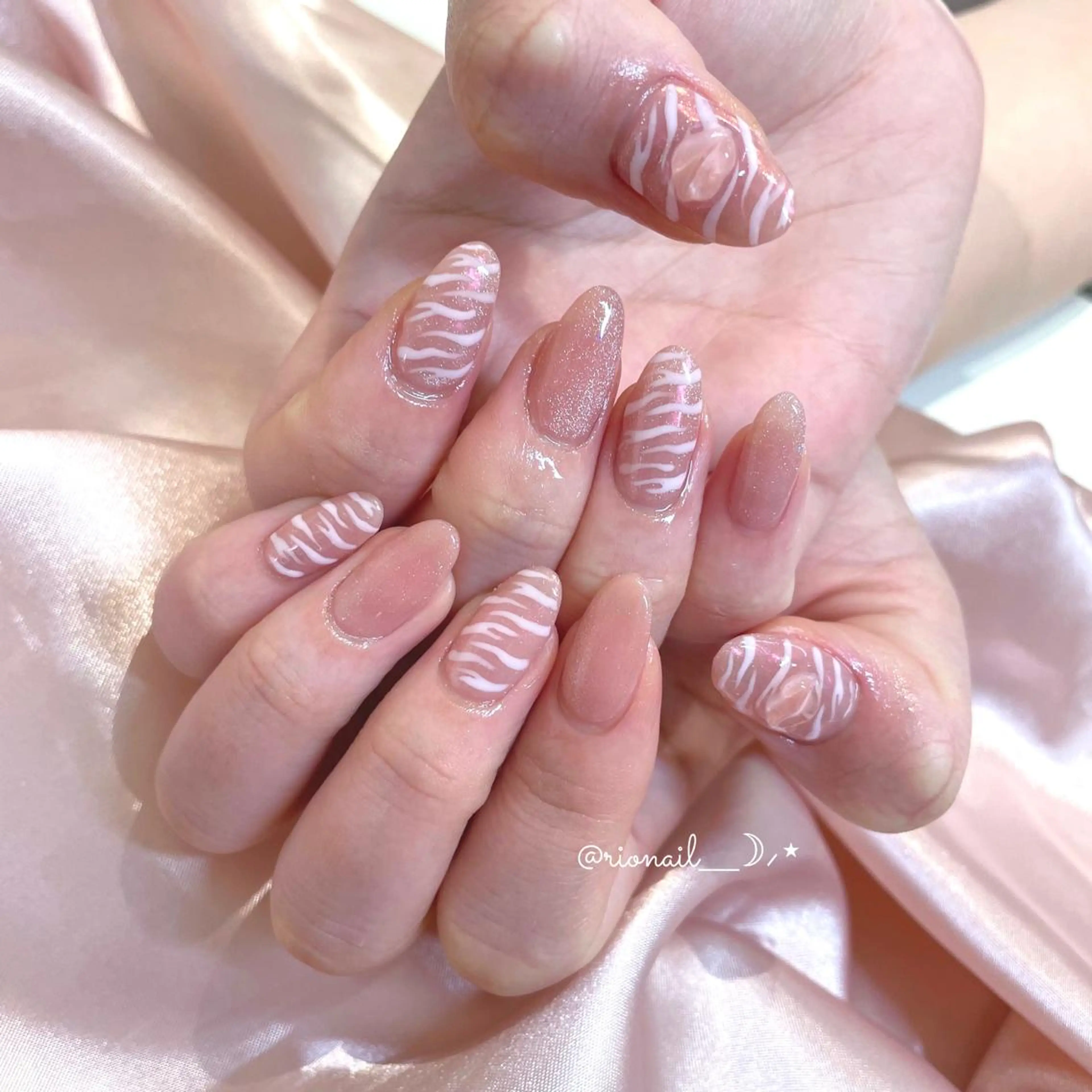 ネイル アートネイル 𝘙𝘪𝘰𝘯𝘢 ...🕯🤍のネイルデザイン