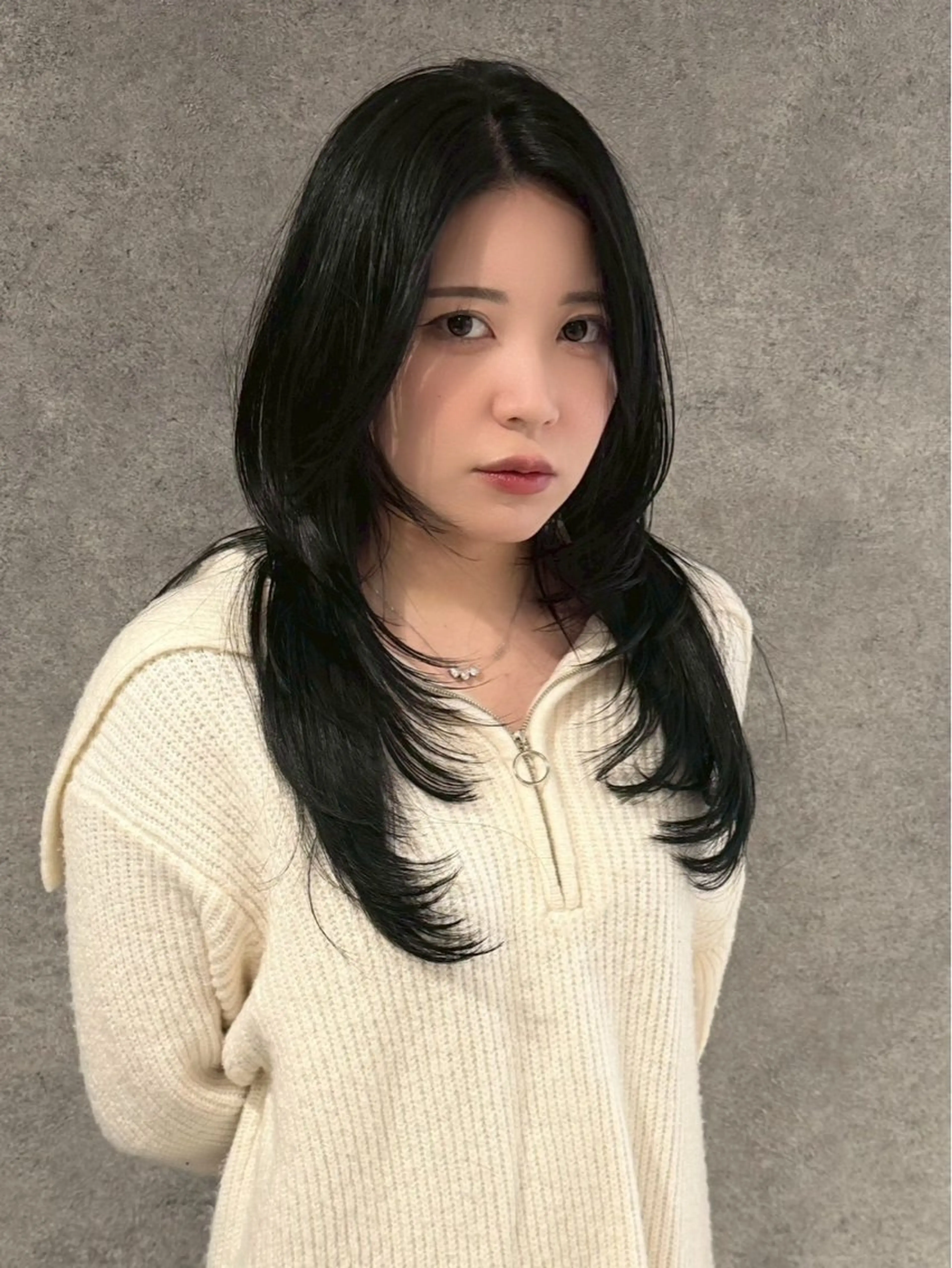 セミロング カラー 黒髪 ブルーカラー ブルーブラック 顔周りカット ハイレイヤー ヘアカラー 紅都🫧透明感 艶カラー🫧のヘアスタイル