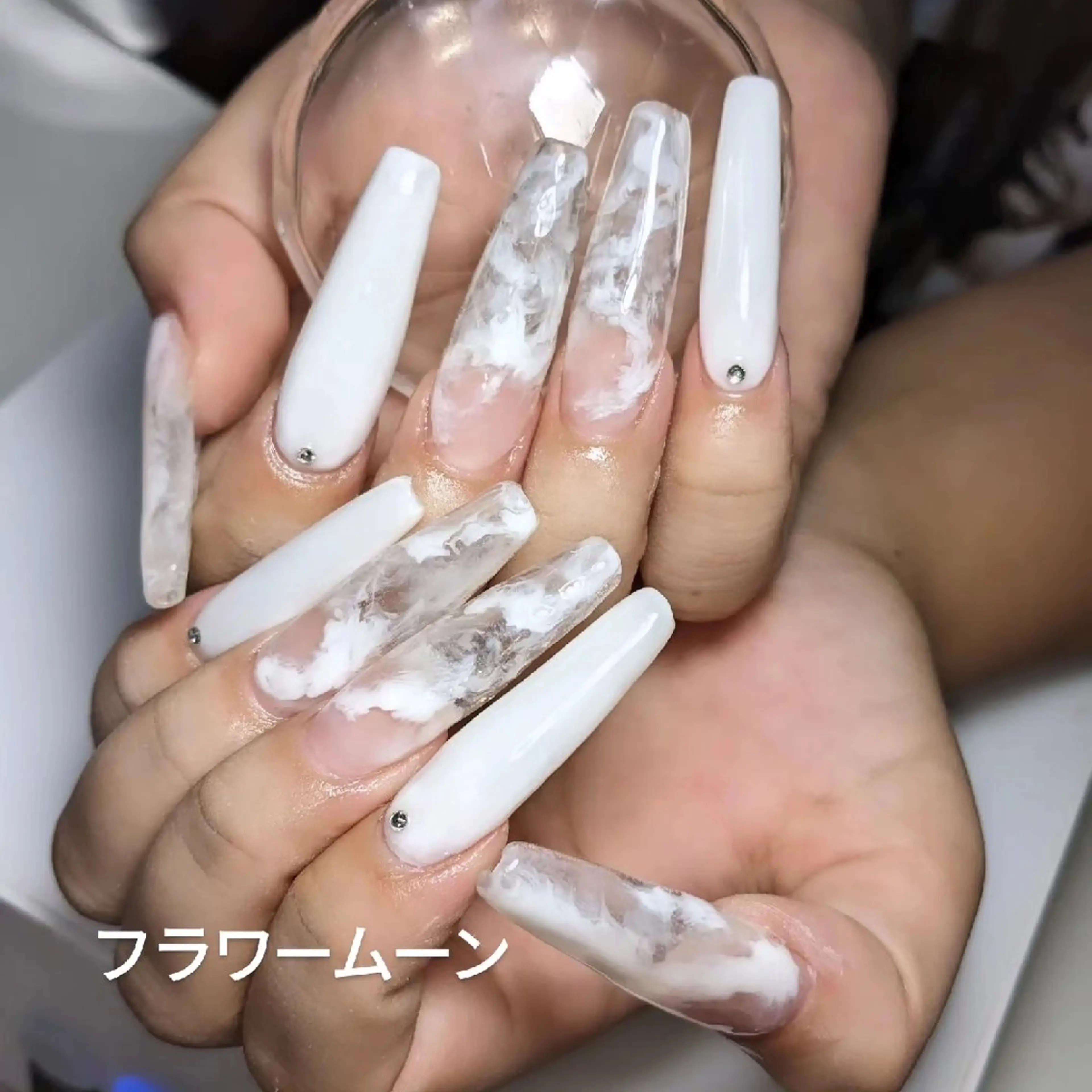 ネイル ロングネイル ホワイト ハンドネイル ハンドケア フラワー ムーンのネイルデザイン