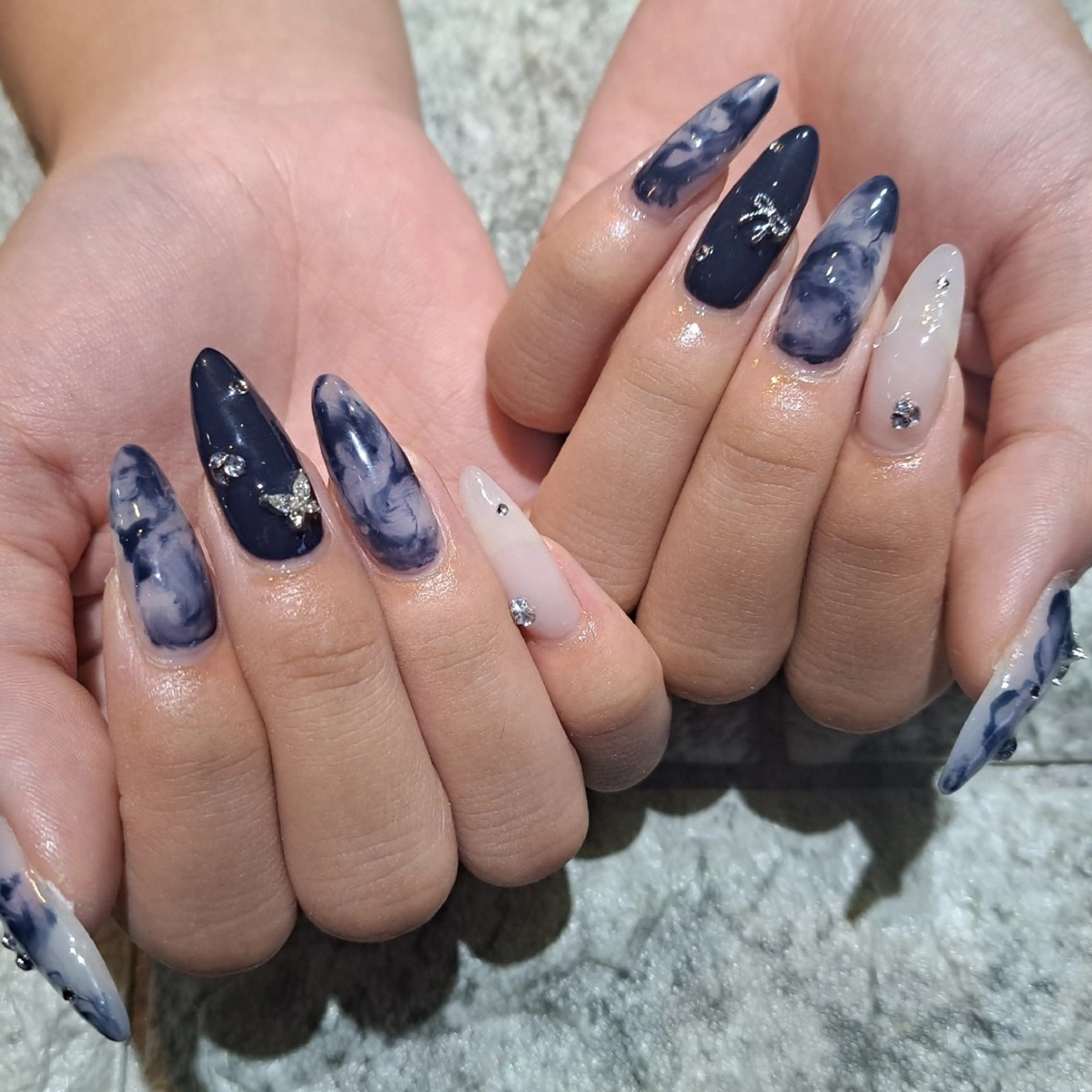 ネイル 大理石ネイル(マーブル) ネイビー スカルプネイル ハンドネイル RounGe町田店 🧸大谷のネイルデザイン