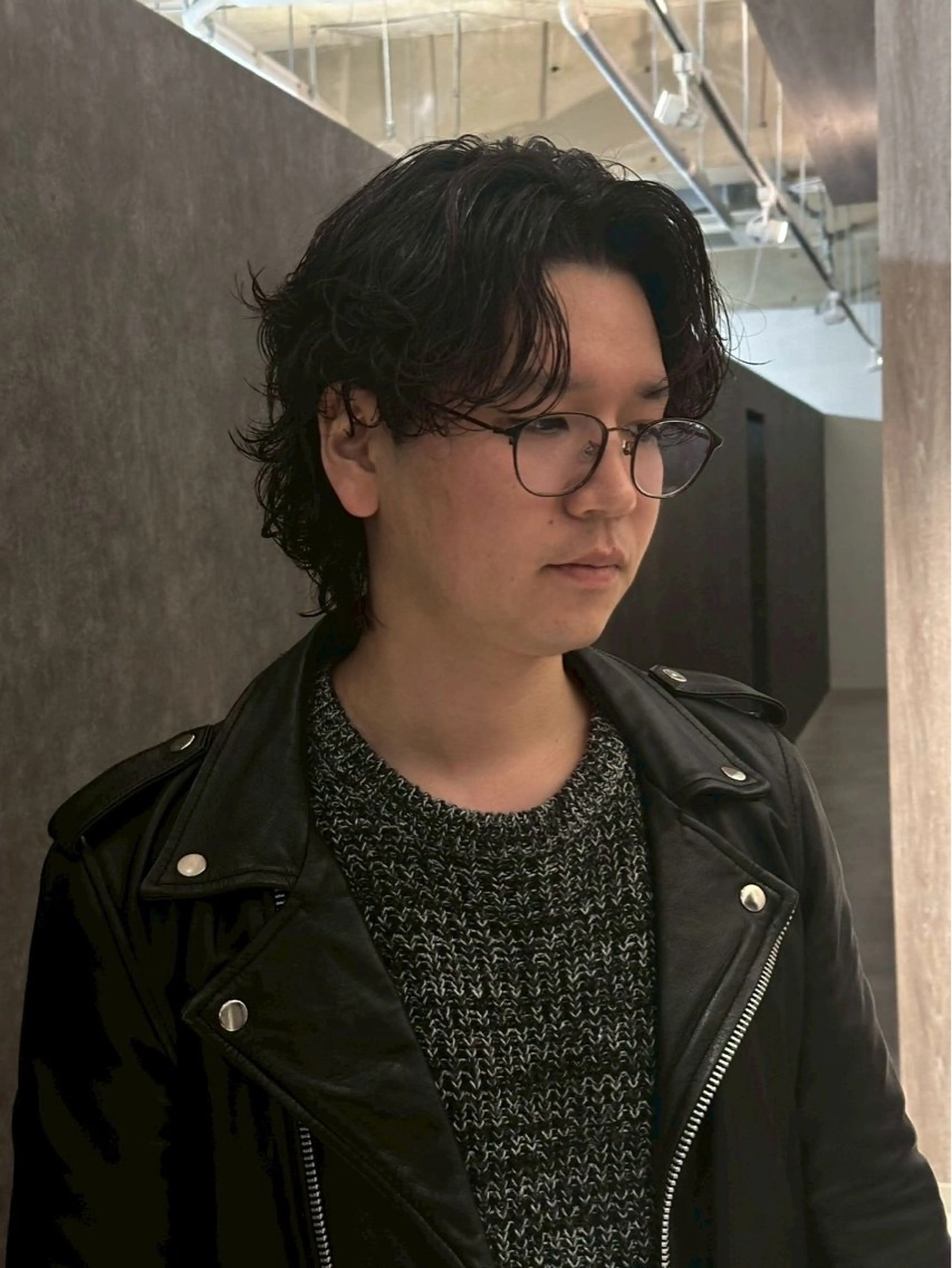 ミディアム パーマ メンズ ミディアムパーマ メンズブリーチ センターパート フェードカット フェザーパーマ カット パーマ トリートメント 金山駅前/メンズ パーマ/真柄 恒輝のヘアスタイル