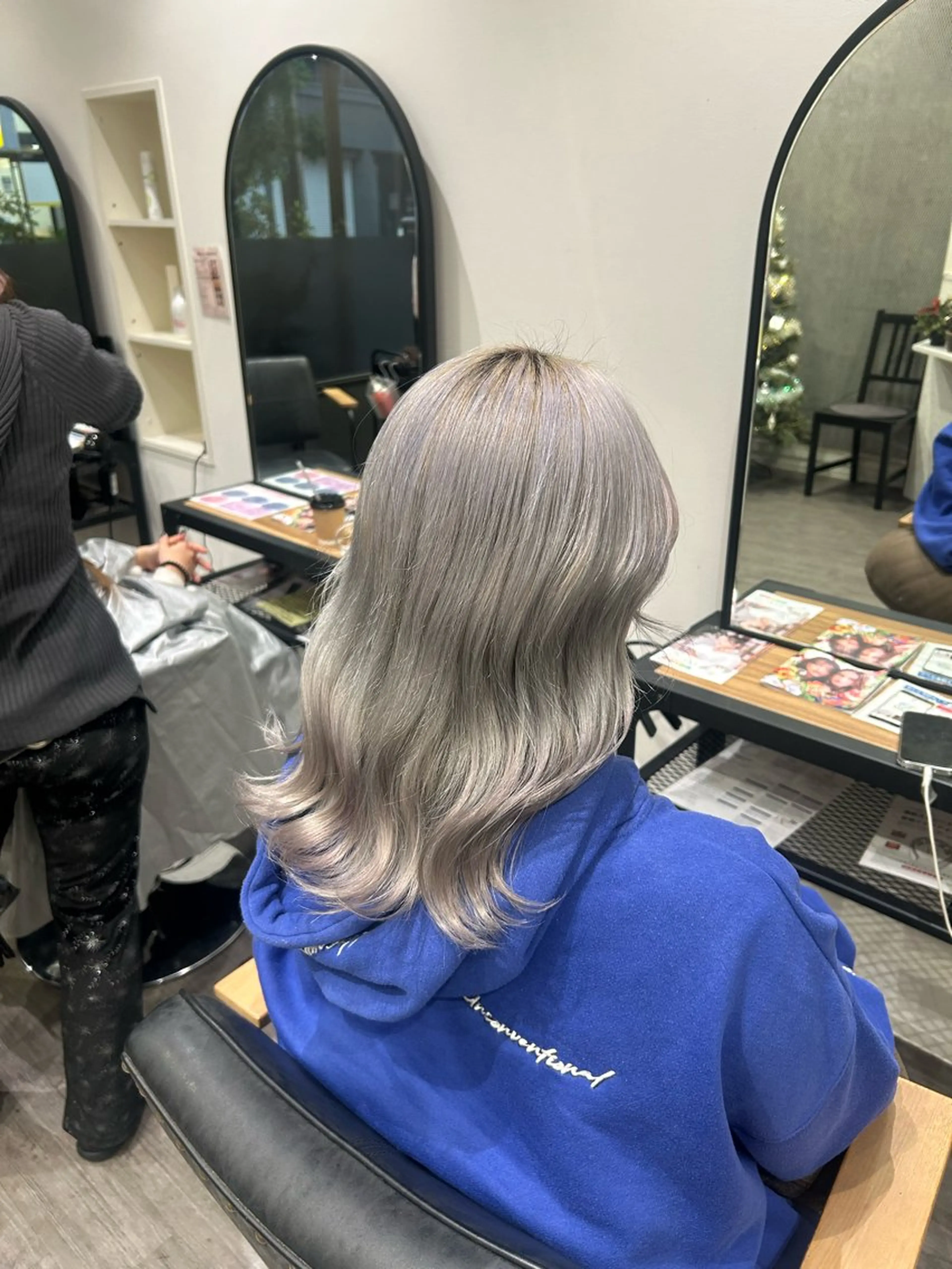 ミディアム カラー ヘアアレンジ ハイトーンカラー シルバー ホワイトシルバー ヘアカラー トリートメント cocotte 💟草間紫音💟のヘアスタイル