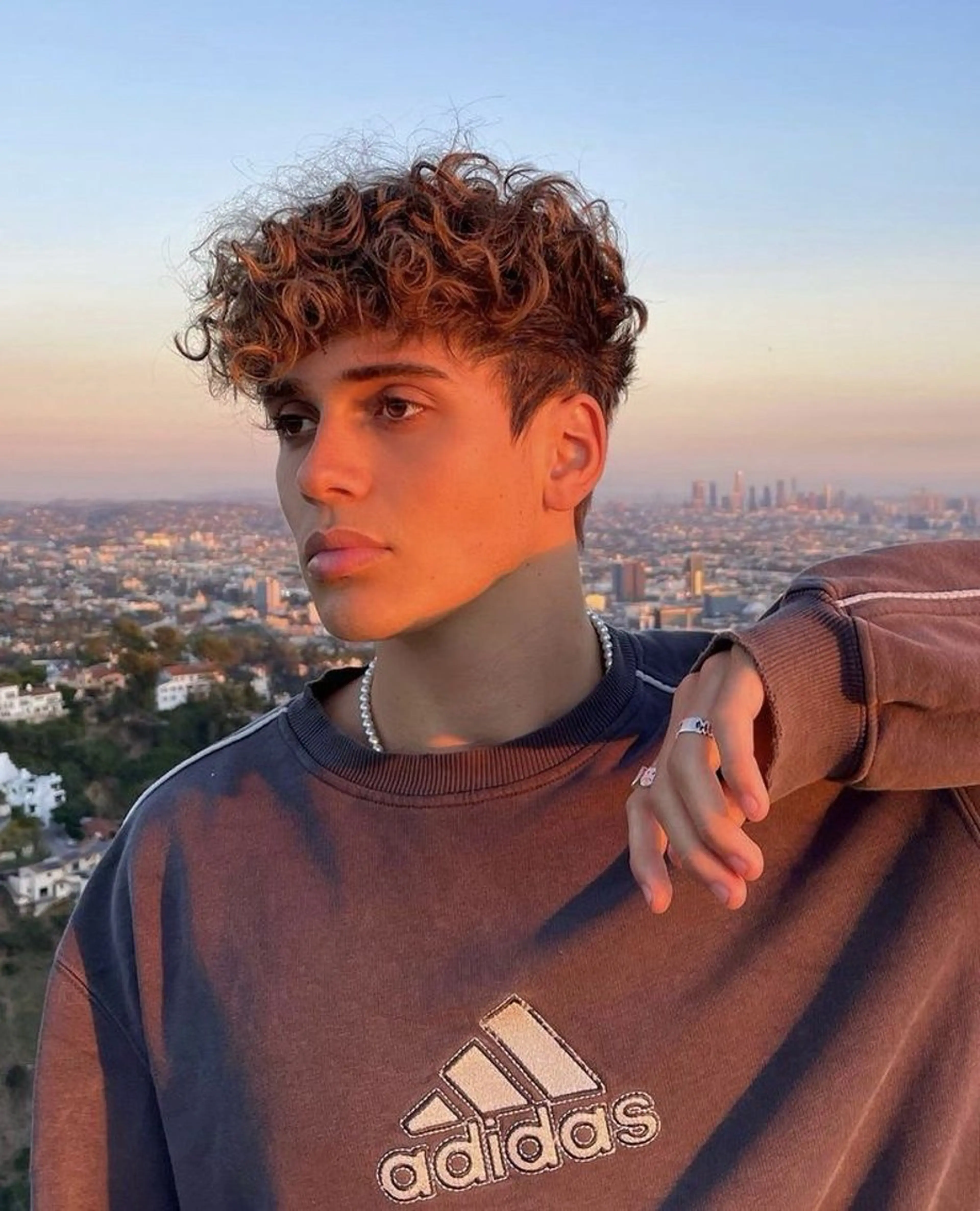 ミディアム カラー パーマ メンズ ミディアムパーマ メンズブリーチ センターパート フェードカット マッシュウルフ 新宿メンズパーマ ヨモギダのヘアスタイル