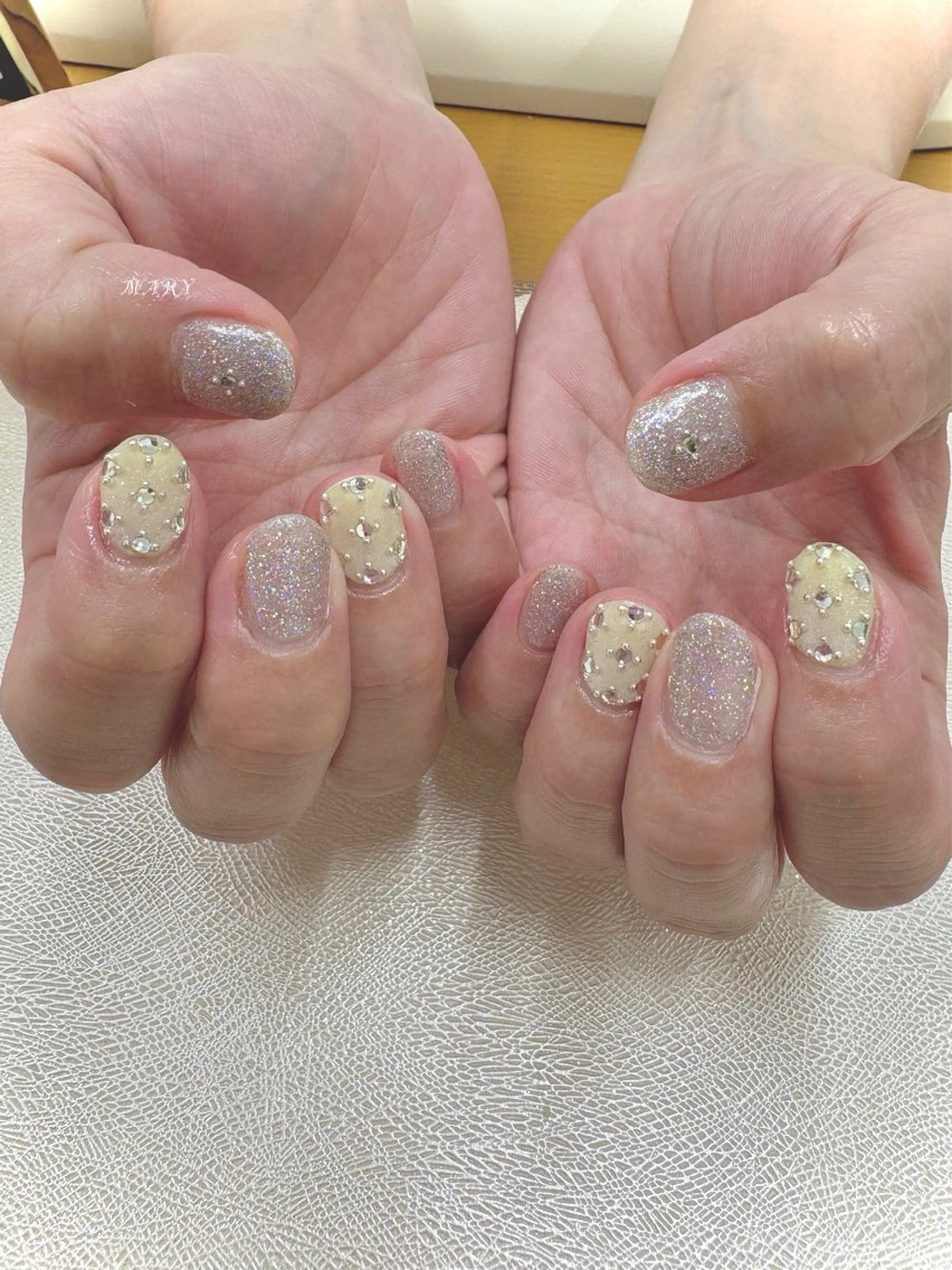 ネイル フラッシュネイル キラキラネイル ニュアンスネイル ワンカラーネイル 黄色 ハンドネイル Mary nail所属・Mary nail .narumiのネイルデザイン