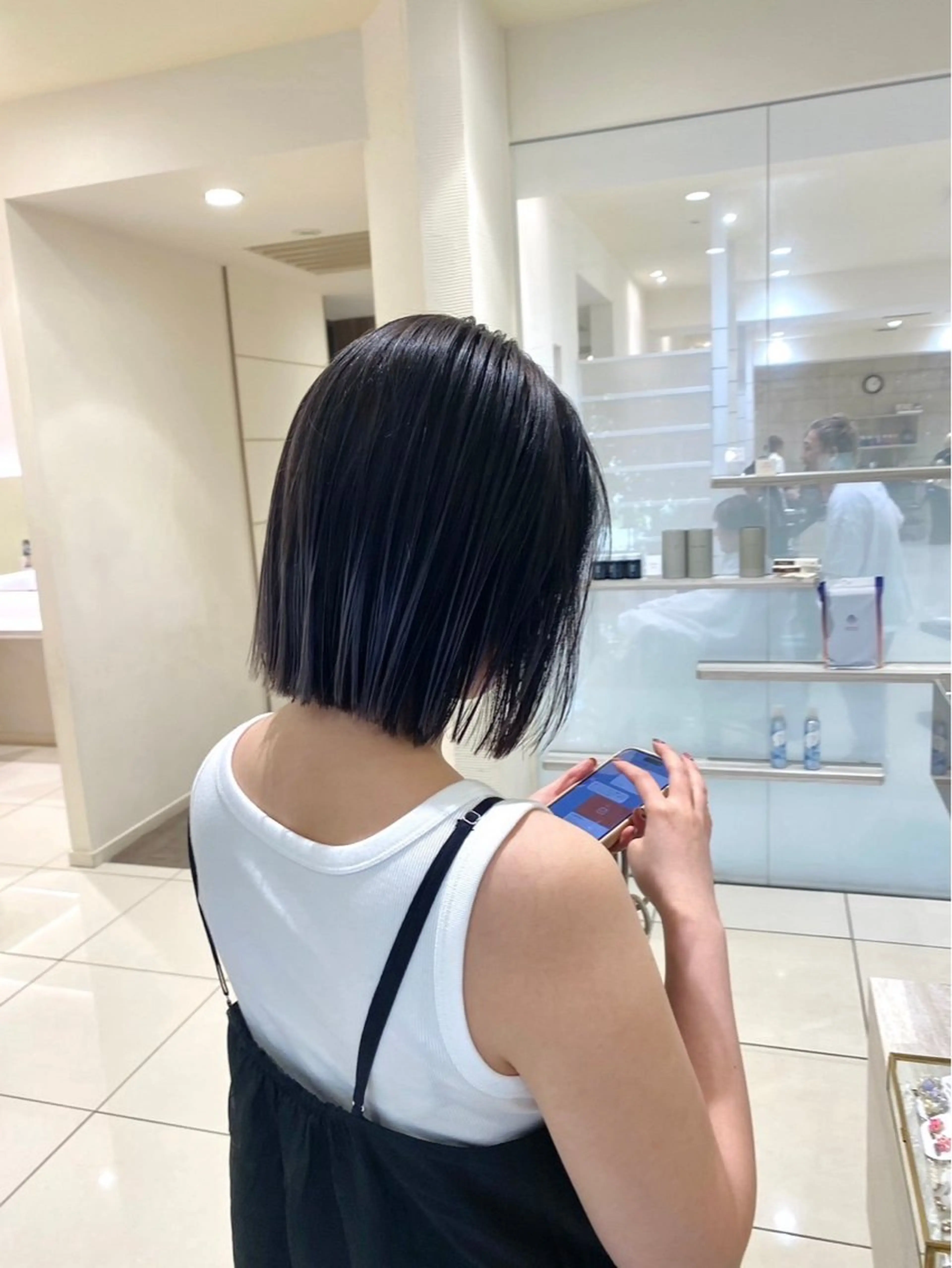 ミディアム カラー ヘアアレンジ タイトボブ個性派カラ ーAKANEのヘアスタイル
