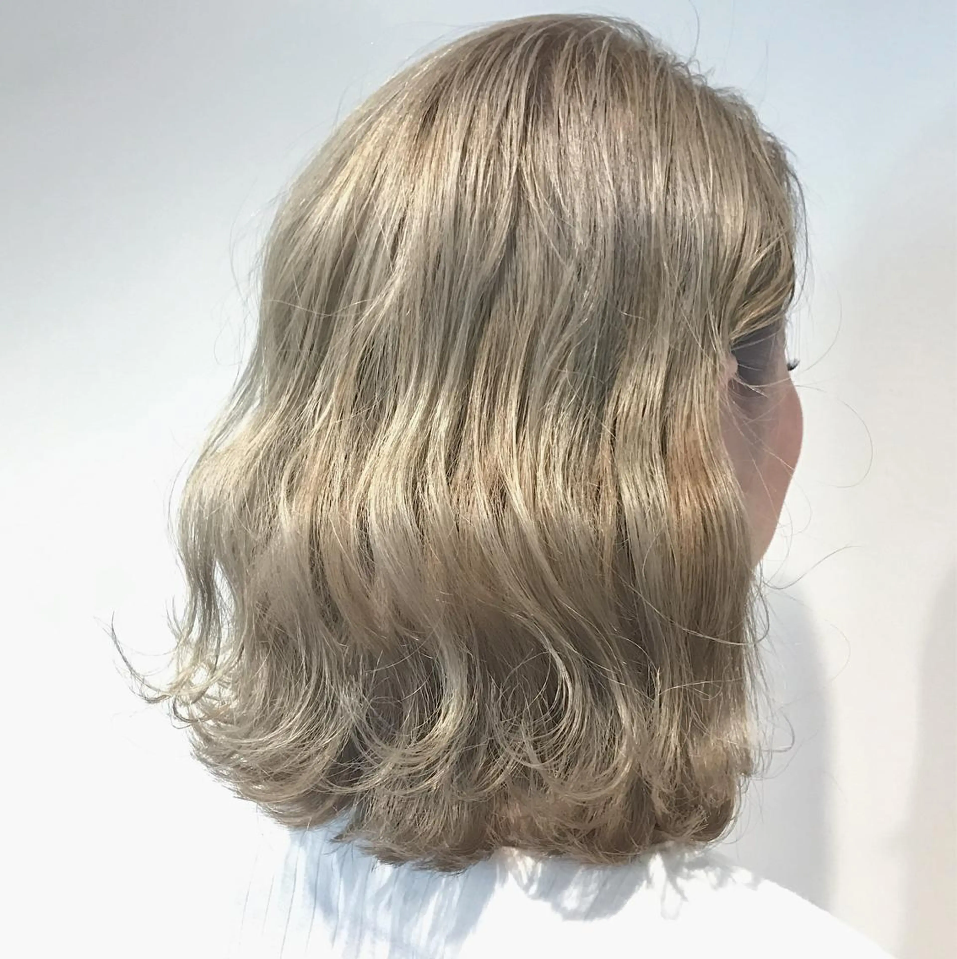 ミディアム カラー ヘアアレンジ ブリーチ ハイトーンカラー Zina渋谷エリア マネージャShionのヘアスタイル