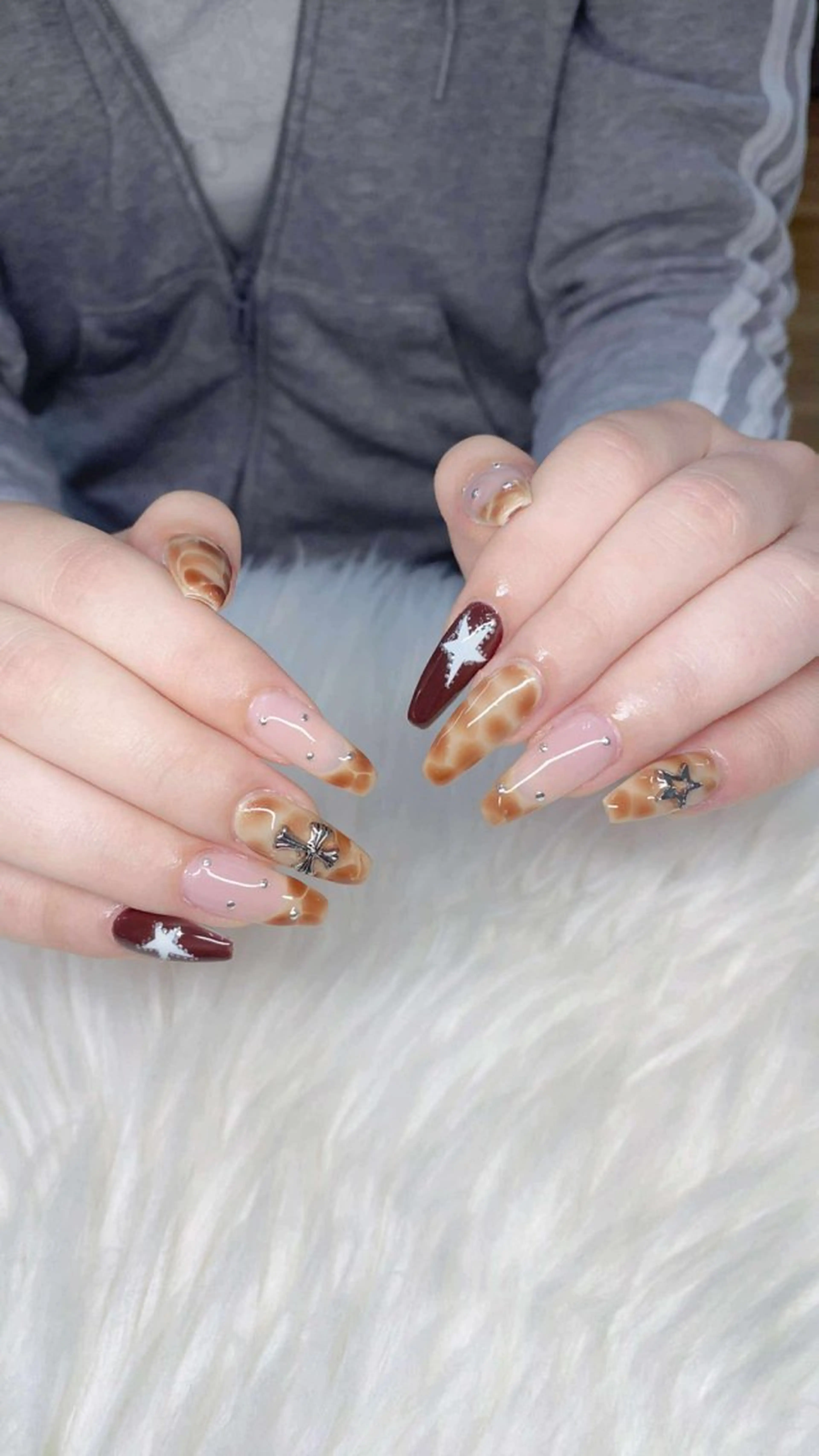 ネイル フレンチネイル グラデーション キラキラネイル 韓国ネイル マグネットネイル ハンドネイル ハンドケア Hara Nail 【パラジェル使用】のネイルデザイン