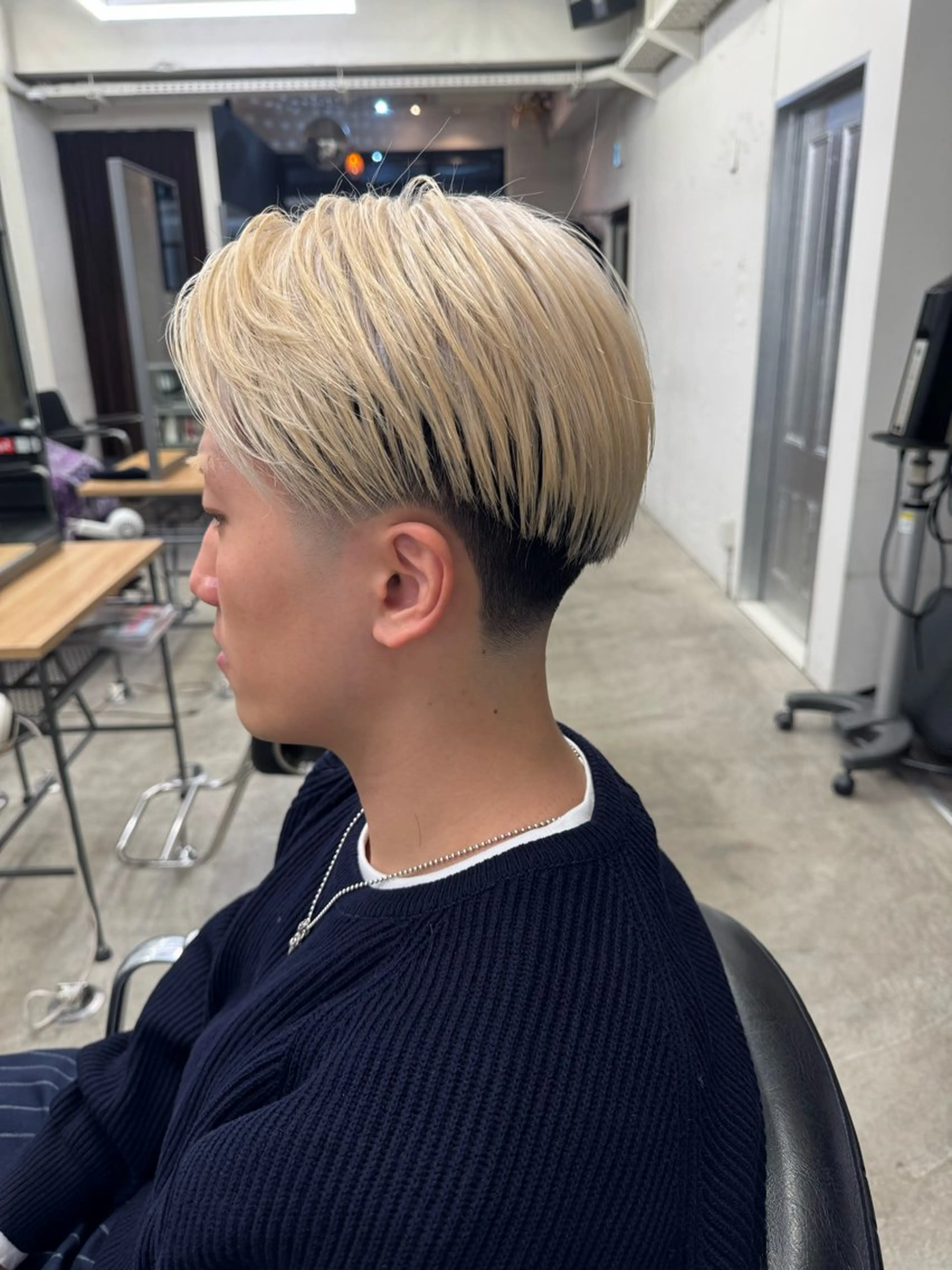 ショート カラー メンズ メンズブリーチ センターパート フェードカット メンズショート スキンフェード カット ヘアカラー トリートメント 💈メンズ特化💈 TASUKUのヘアスタイル