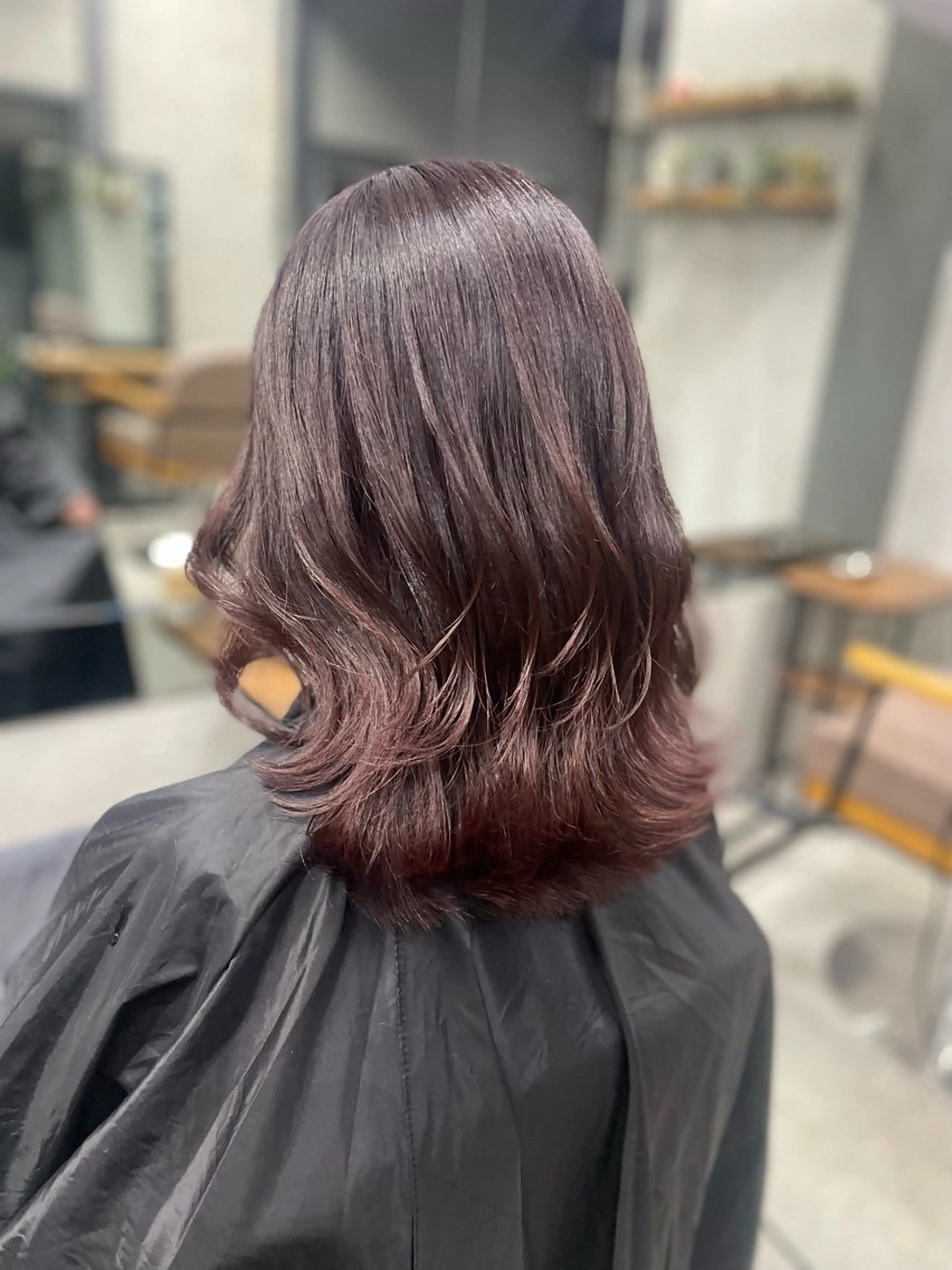 ミディアム カラー カシス ピンクカラー AIRI layer cut hairのヘアスタイル