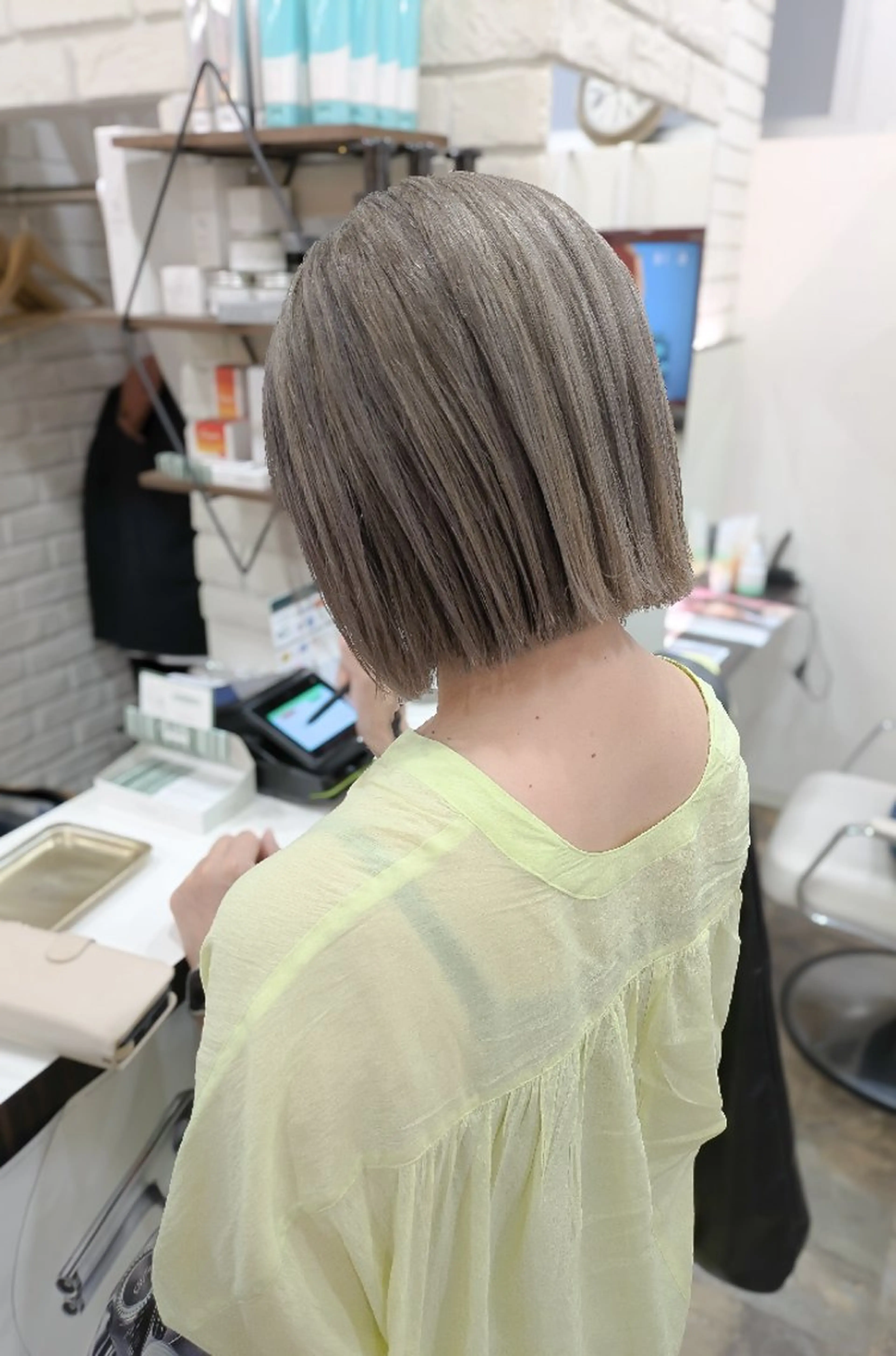 ショート カラー ベージュカラー ダブルカラー シルバー シルバーベージュ カット ヘアカラー sepiage trois所属・酒井 亜希のヘアスタイル