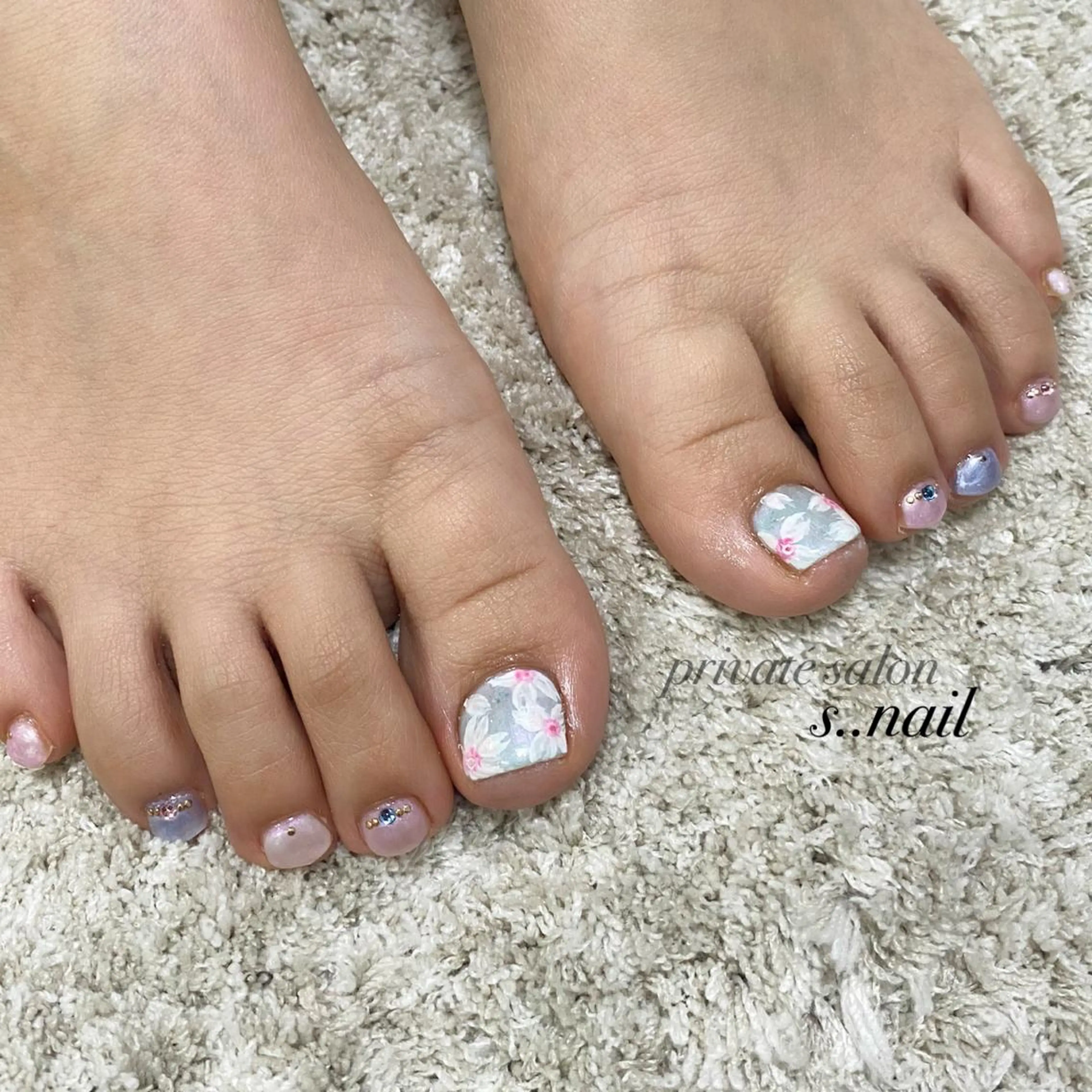 ネイル ブルー 桜ネイル ハンドネイル フットネイル s..nail / MORITAのネイルデザイン
