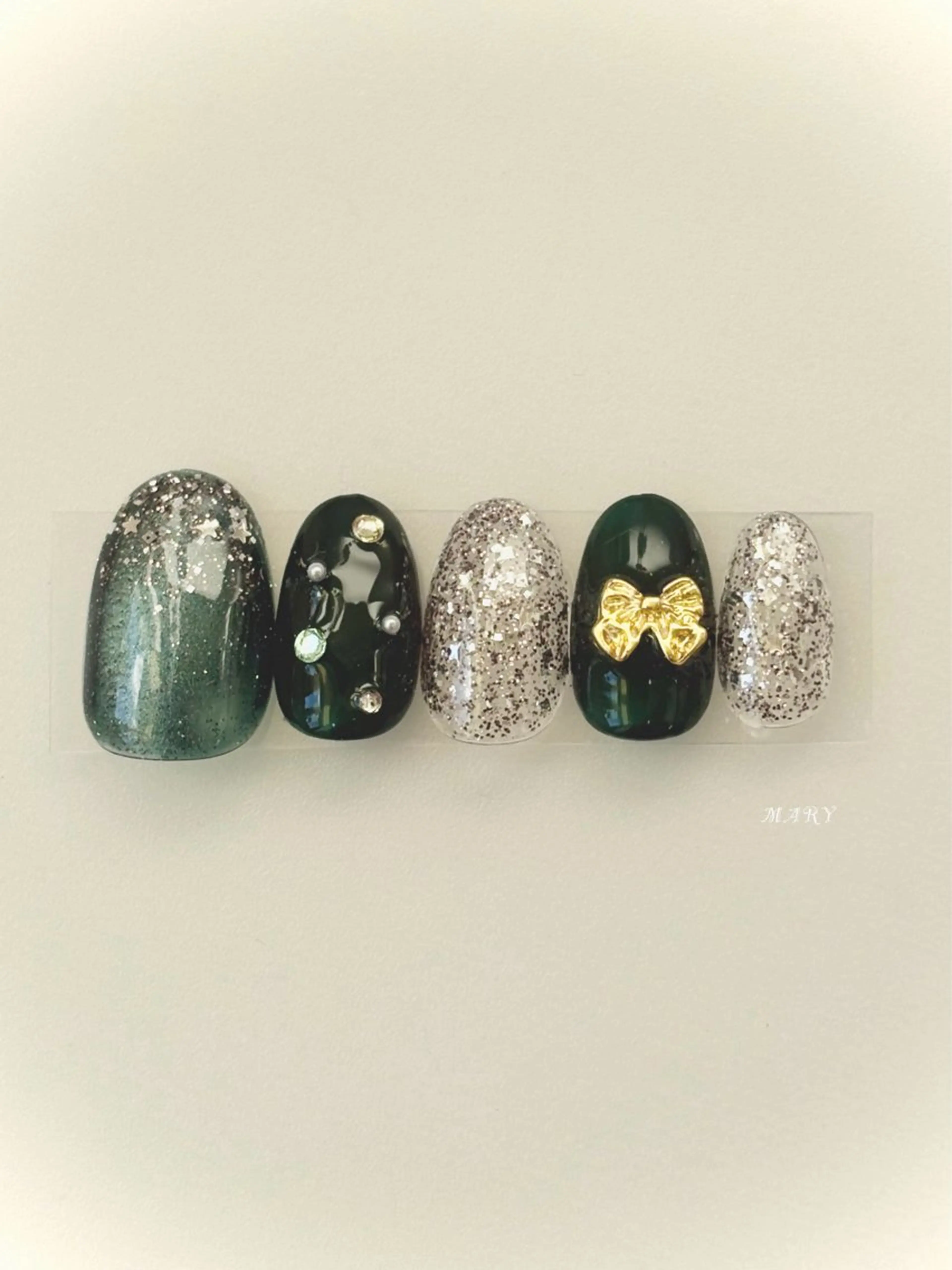 ネイル グリーン キラキラネイル ニュアンスネイル リボン 冬ネイル ハンドネイル Mary nail所属・Mary nail .narumiのネイルデザイン