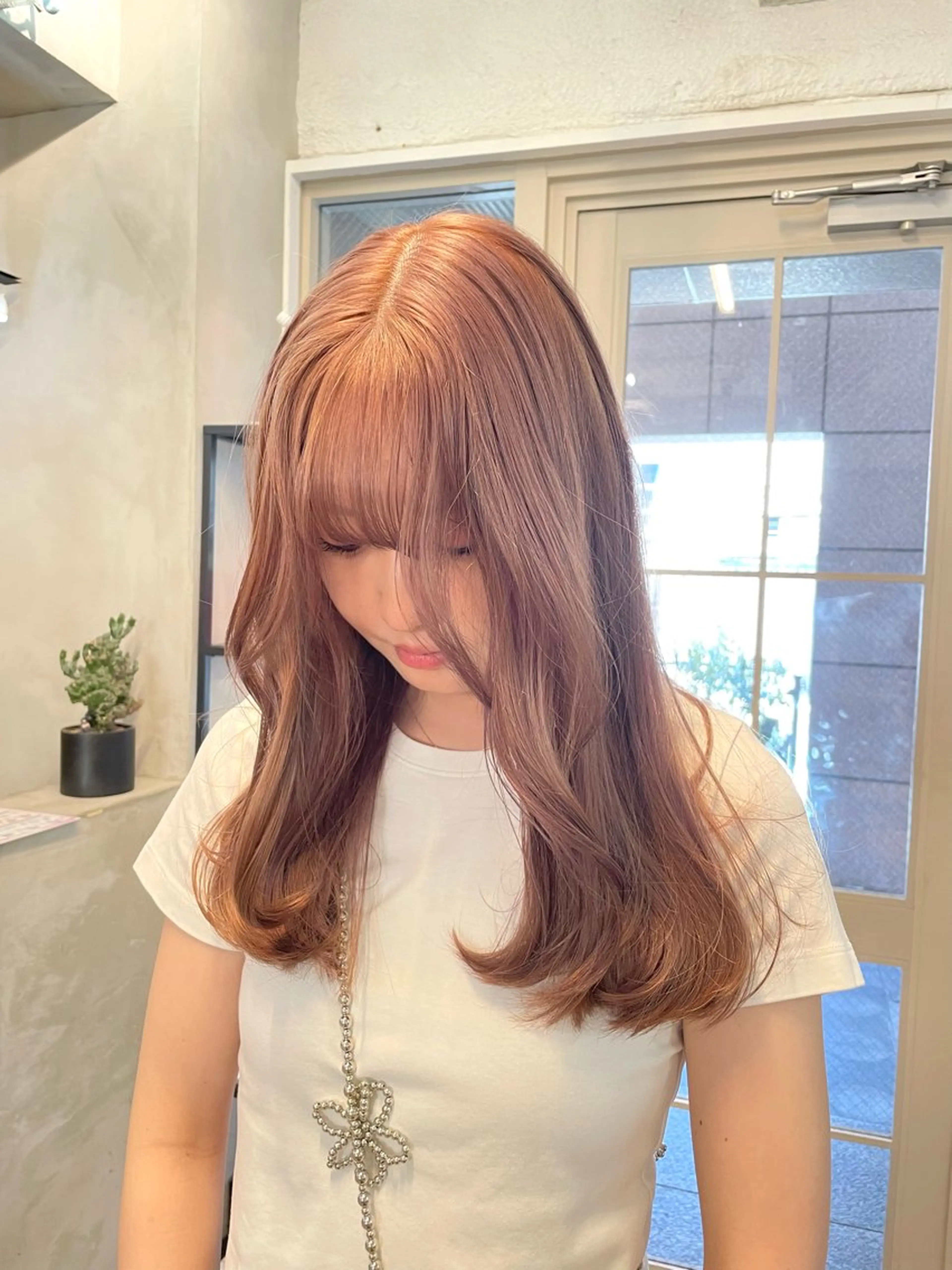 ロング カラー ミルクティー× グレージュMOMOのヘアスタイル