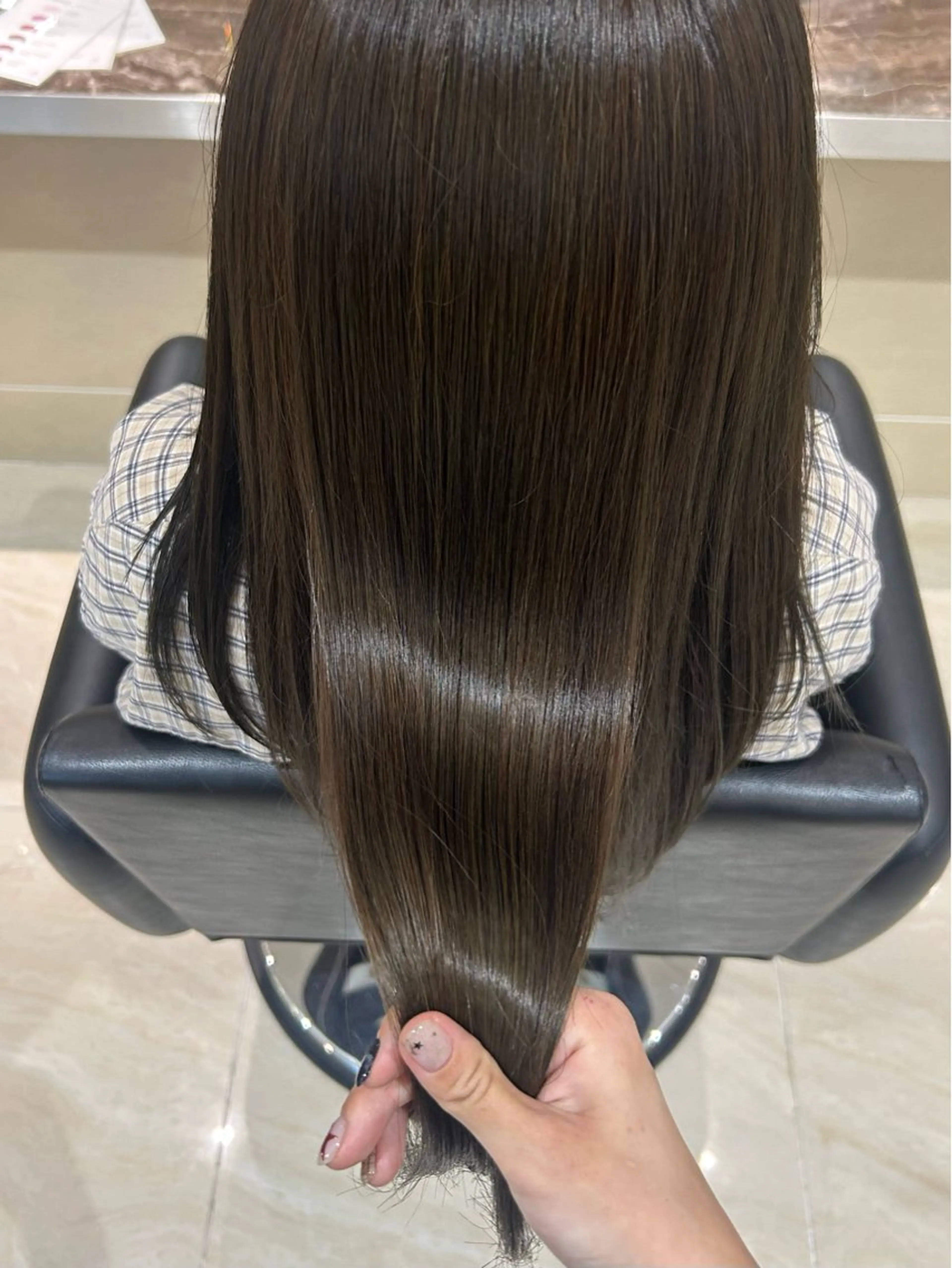 ロング カラー ベージュカラー オリーブベージュ 落海 茉愛亜のヘアスタイル