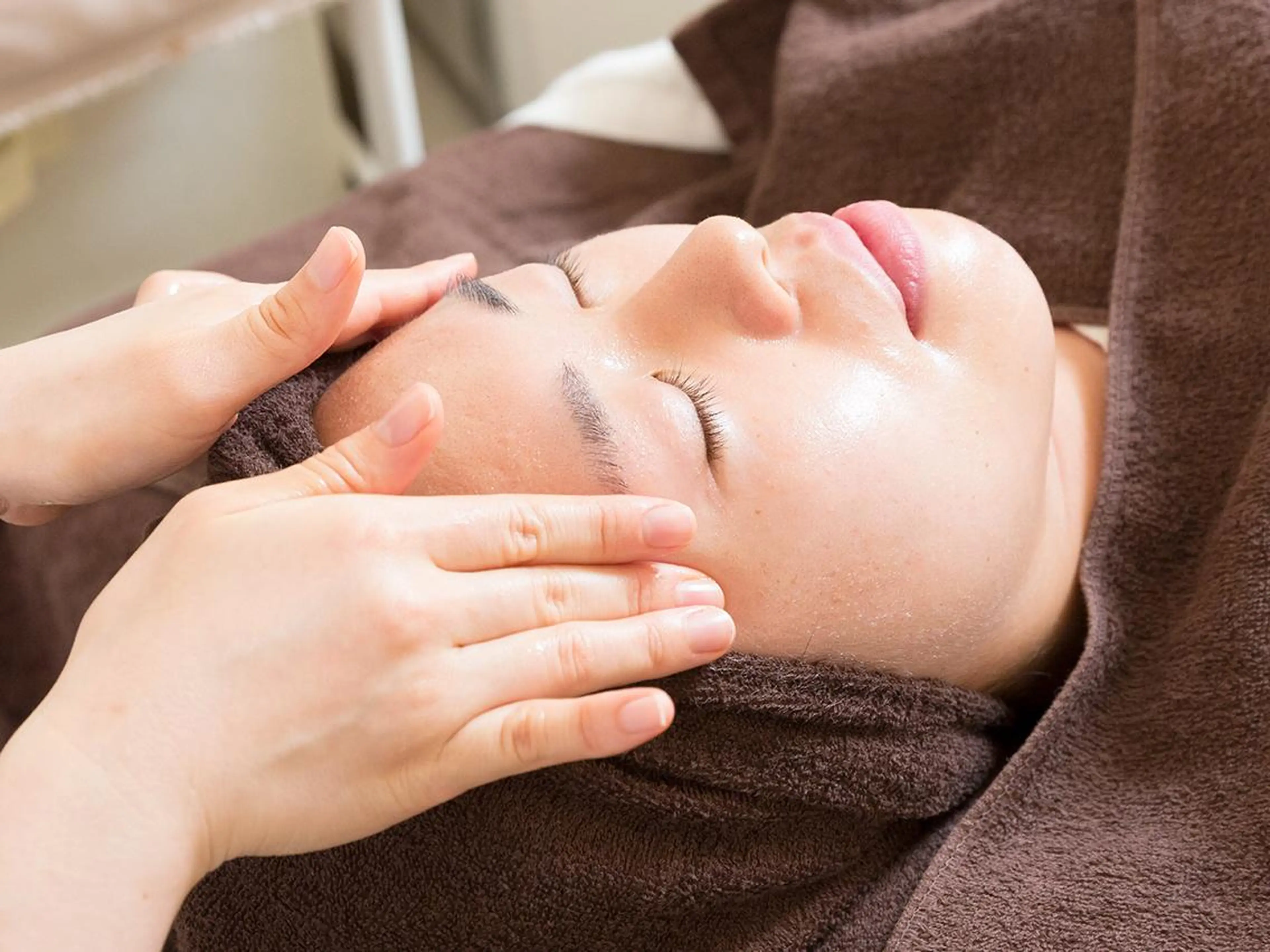 ミディアム カラー パーマ ネイル マツエク・マツパ 卒業式のヘアスタイル 卒業式 ニキビ跡専門サロン Ａｉｎａのエステ・リラクイメージ