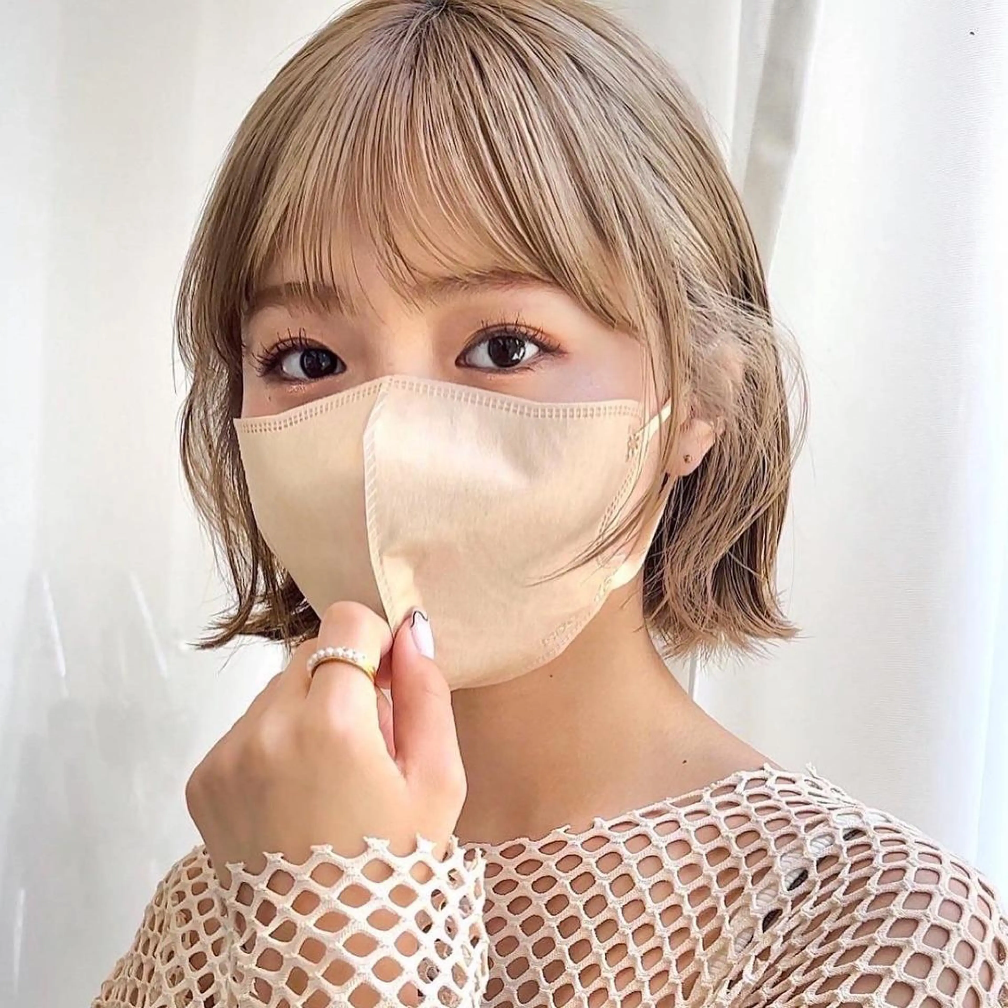 ショート カラー 切りっぱなしボブ 前下がりボブ ベージュカラー ブリーチ グレージュ カット ヘアカラー トリートメント レイヤー専門家 ダブルカラー修のヘアスタイル