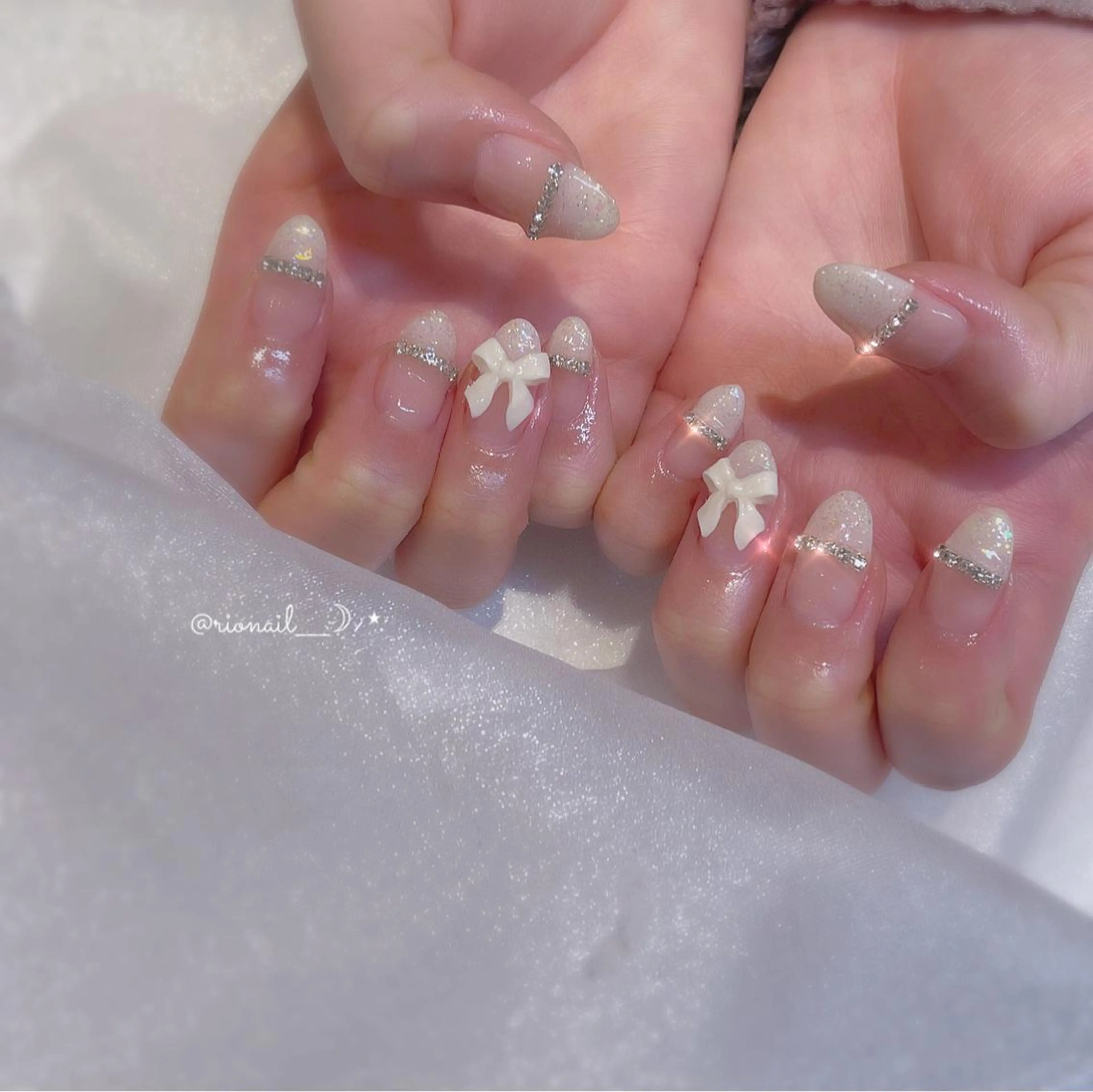 ネイル フレンチネイル ラメ(グリッター) リボン 𝘙𝘪𝘰𝘯𝘢 ...🕯🤍のネイルデザイン