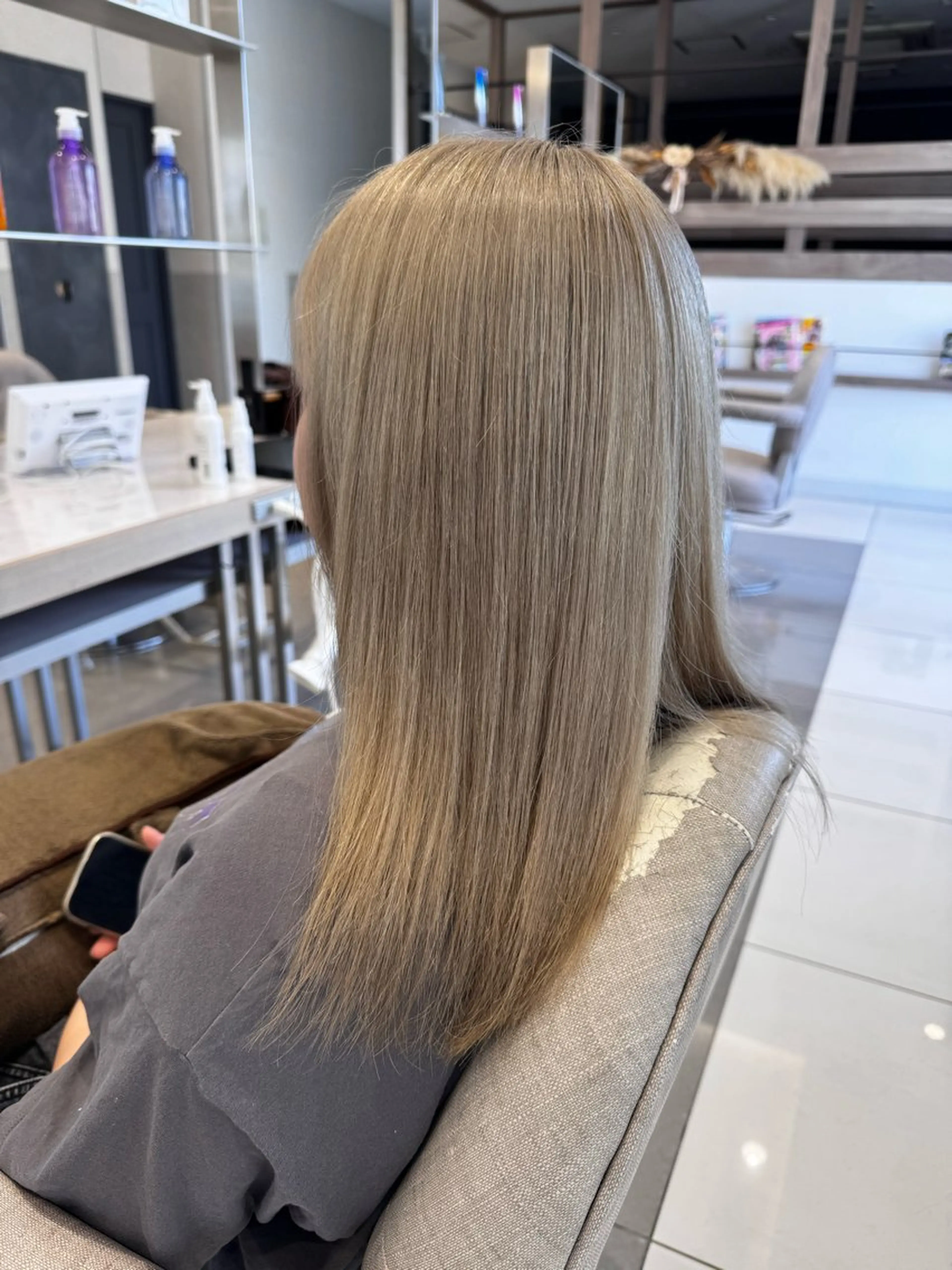 セミロング カラー ベージュカラー ブリーチ 透明感カラー ミルクティーベージュ 髪質改善 EARTH coiffure beauté 四街道もねの里モール店所属・小泉 龍之介のヘアスタイル