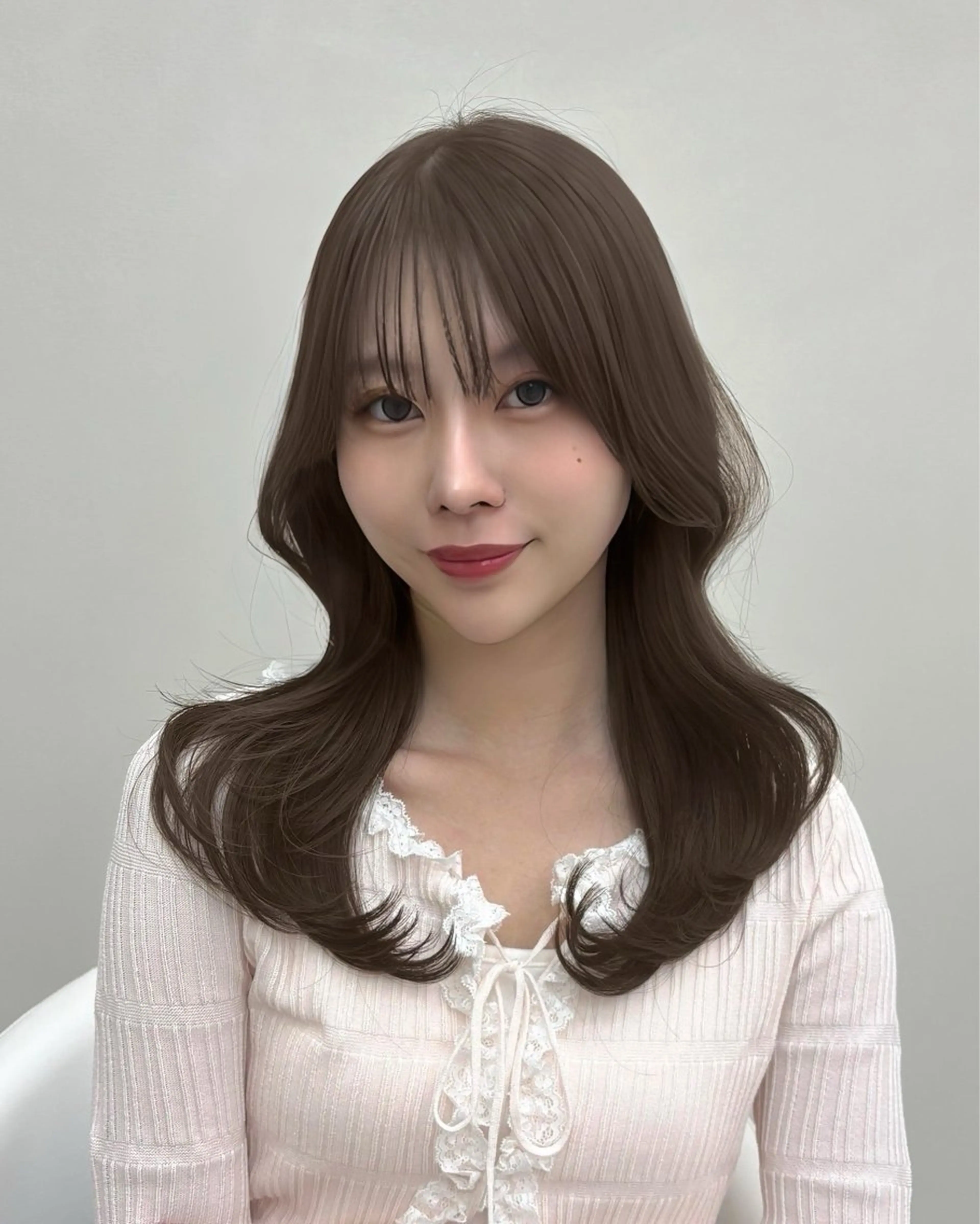 ミディアム カラー ベージュカラー ブリーチ ブリーチなしカラー Aura所属・丸山 心 / 艶カラーのヘアスタイル