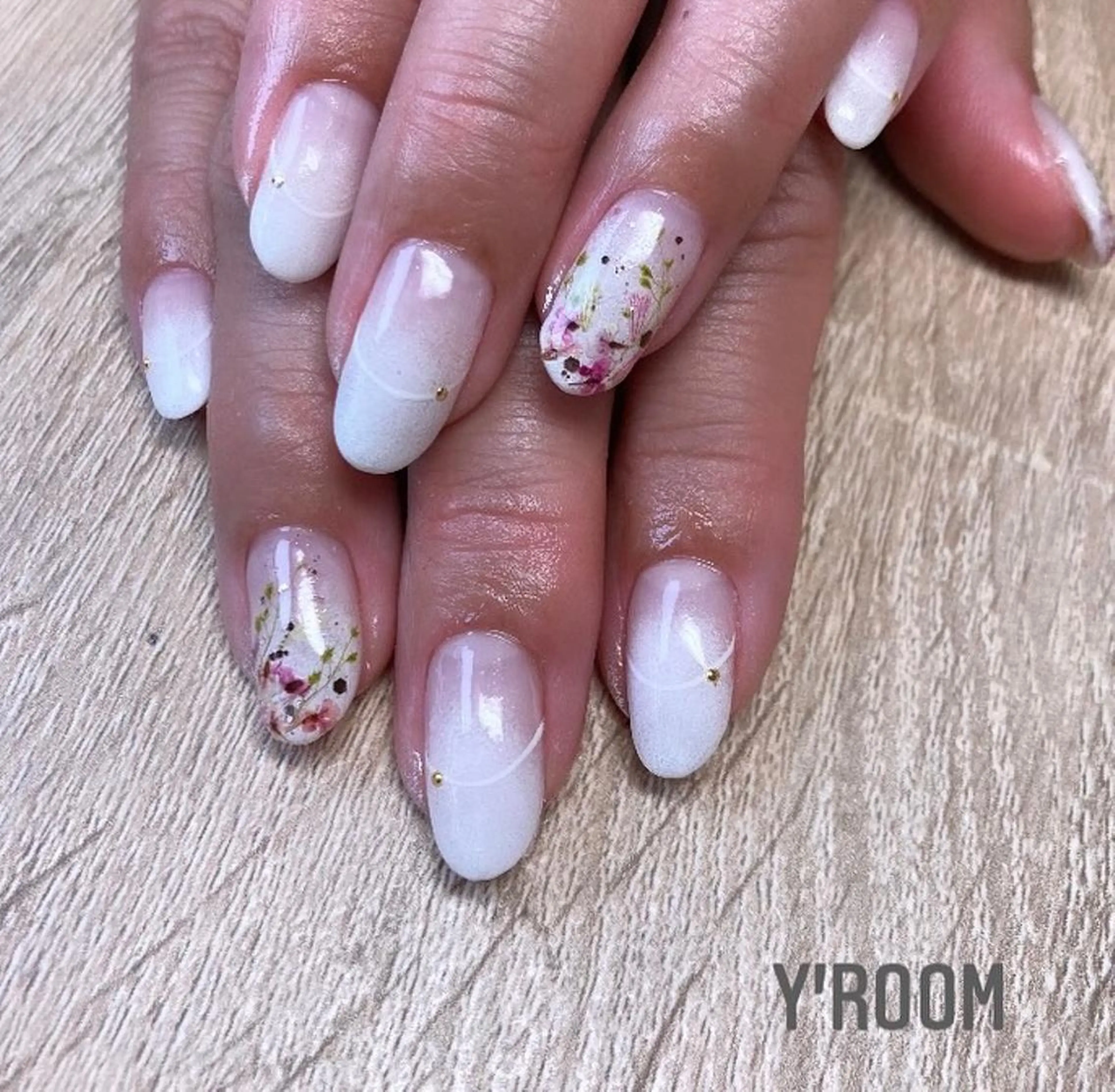 ネイル オーロラネイル フラッシュネイル フラワーネイル フットネイル ジェルネイル ハンドネイル YUKA （ネイリスト）のネイルデザイン