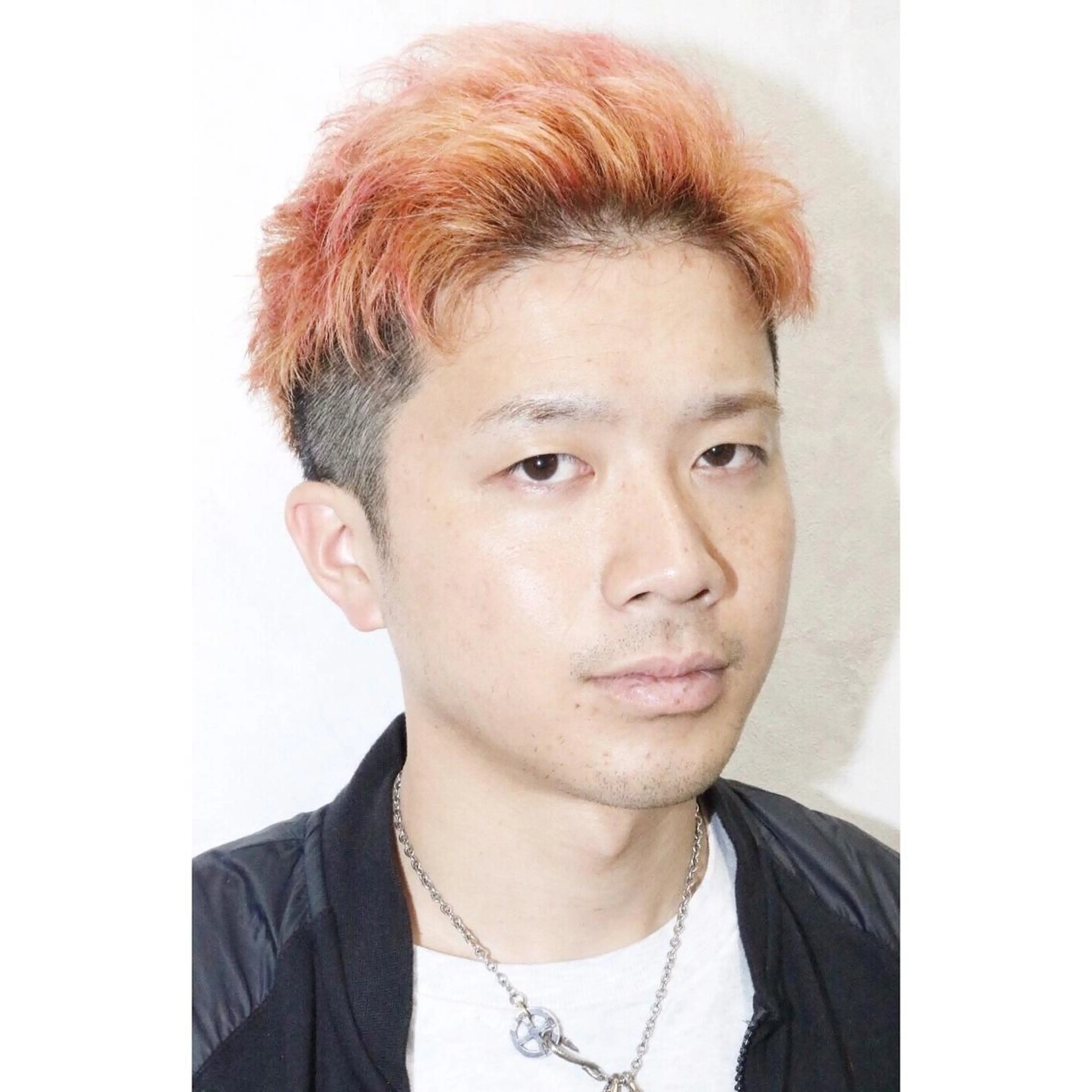 カラー メンズ アップバング メンズハイライト ベージュカラー ハイライトカラー オレンジ hair salon 未来-mirai所属・【男性専門】岩崎凌 ✂︎楽しい時間を！のヘアスタイル