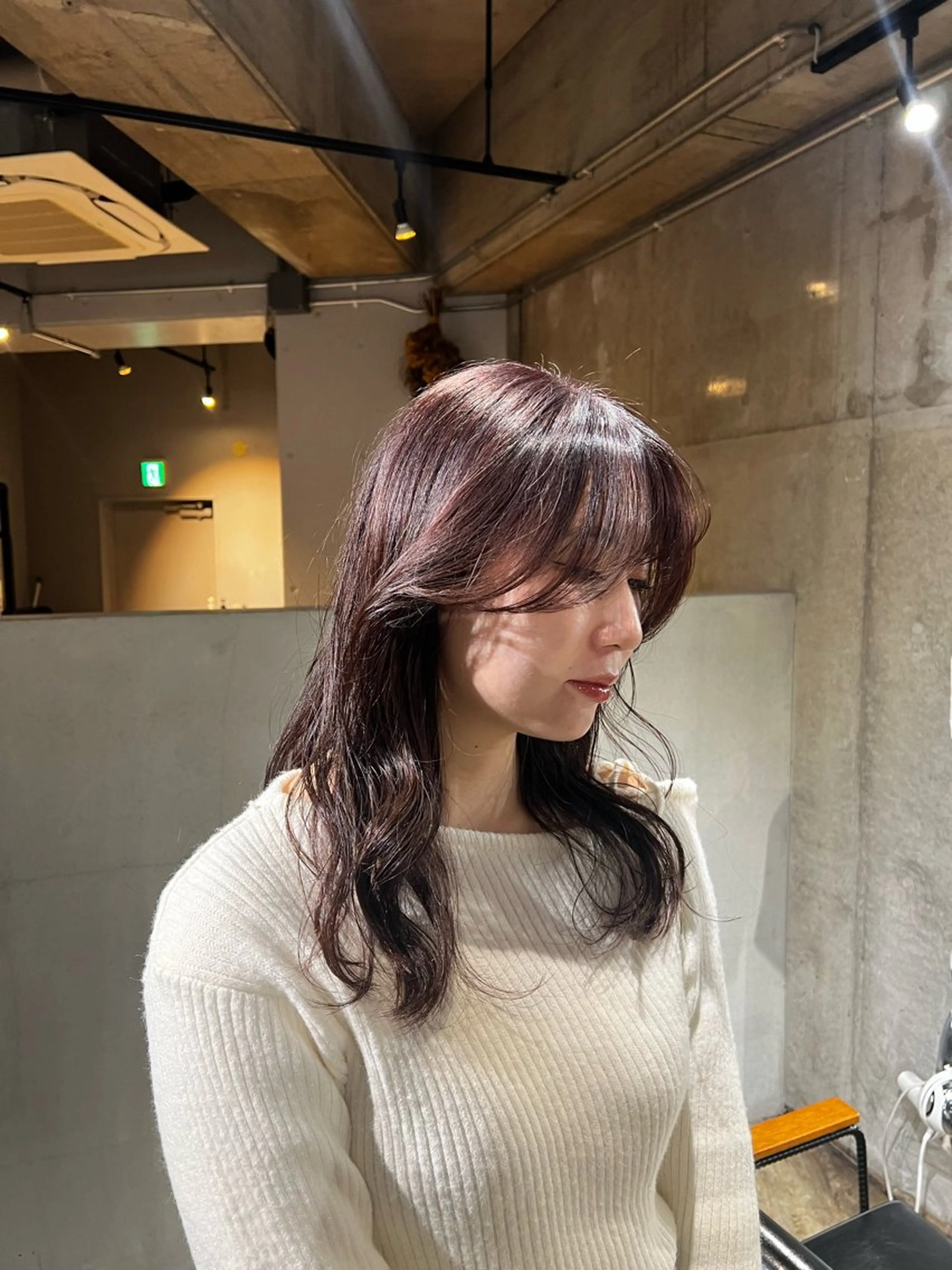 セミロング カラー カシス AmiLi HONOKAのヘアスタイル