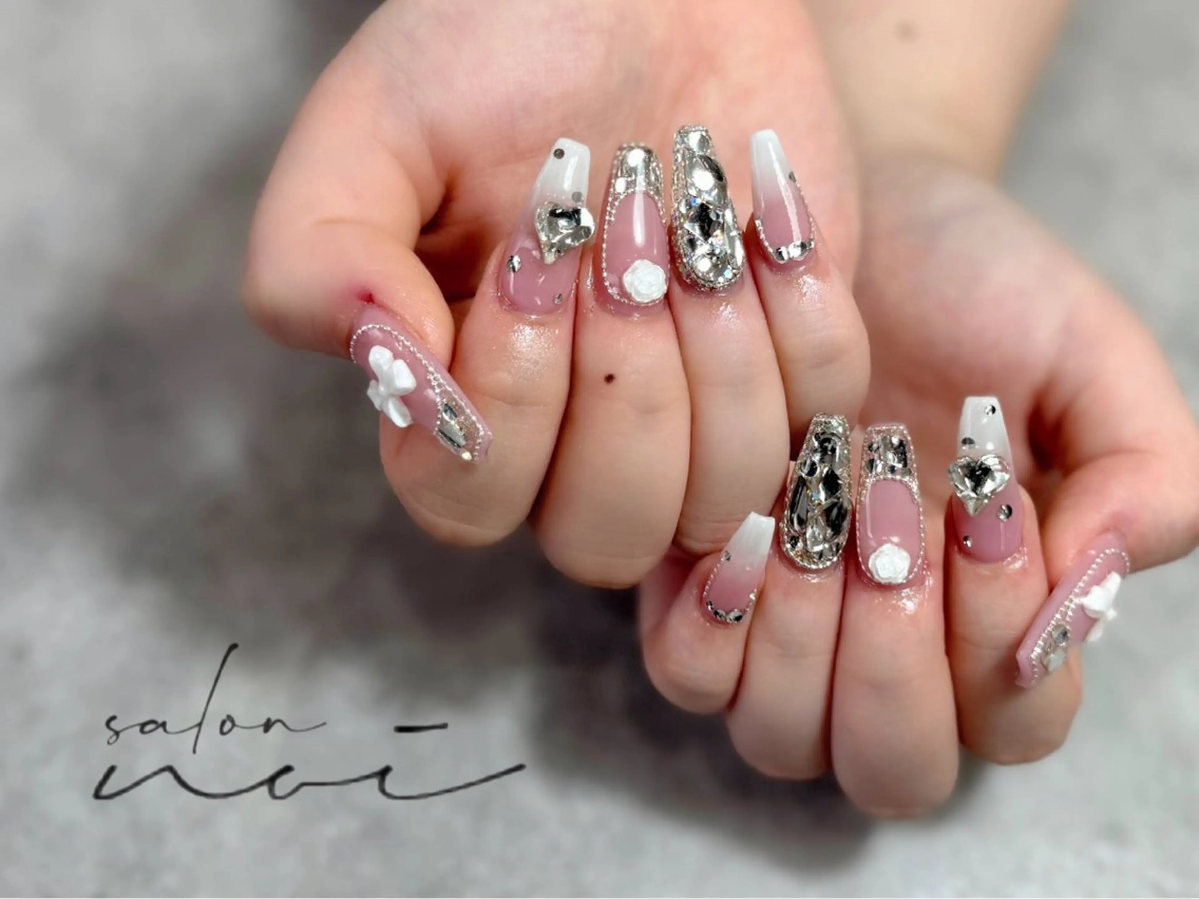 ネイル ストーンネイル ハンドネイル salon noi所属・salon noiのネイルデザイン