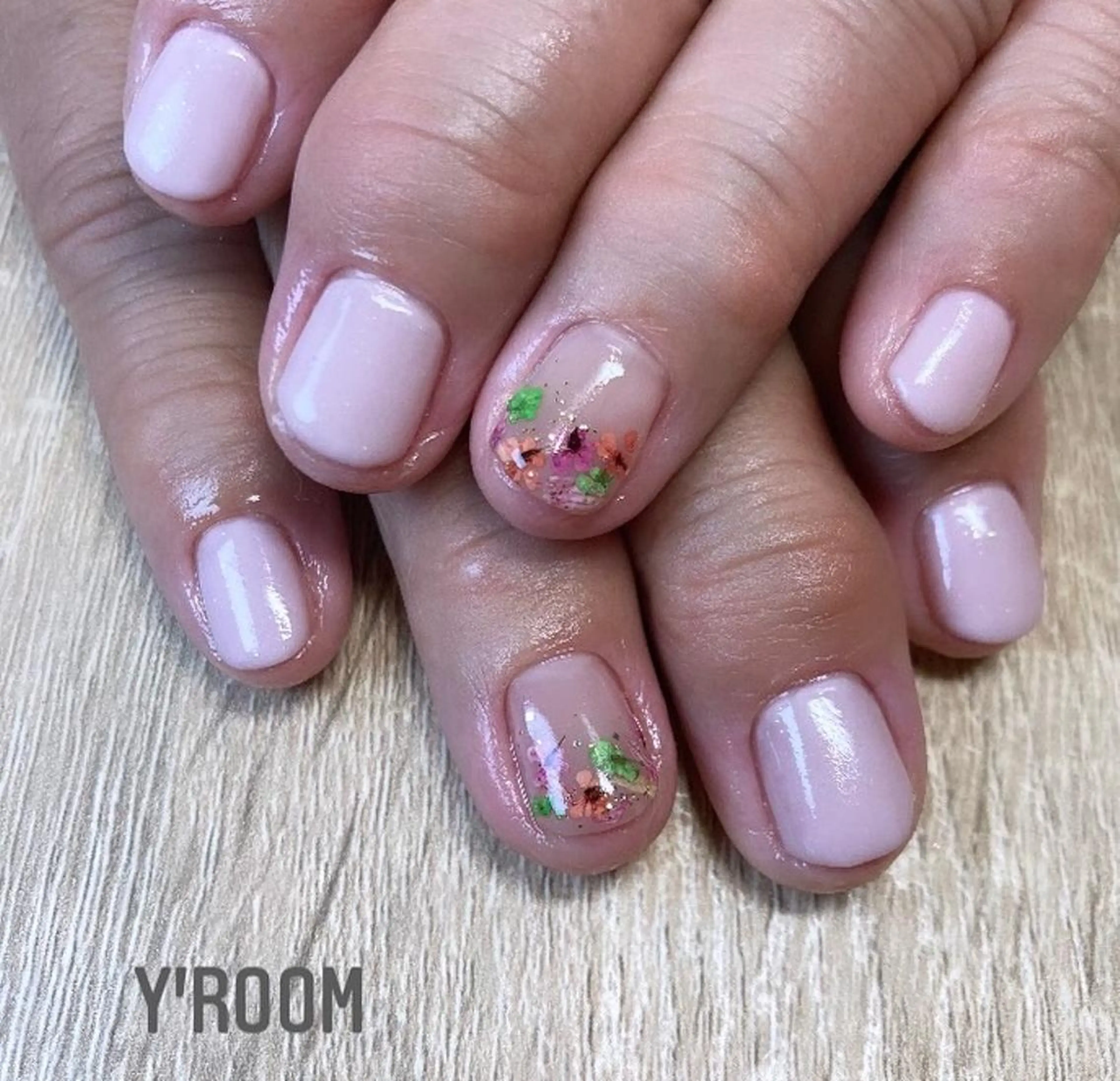 ネイル オーロラネイル フラッシュネイル フラワーネイル フットネイル ジェルネイル ハンドネイル YUKA （ネイリスト）のネイルデザイン