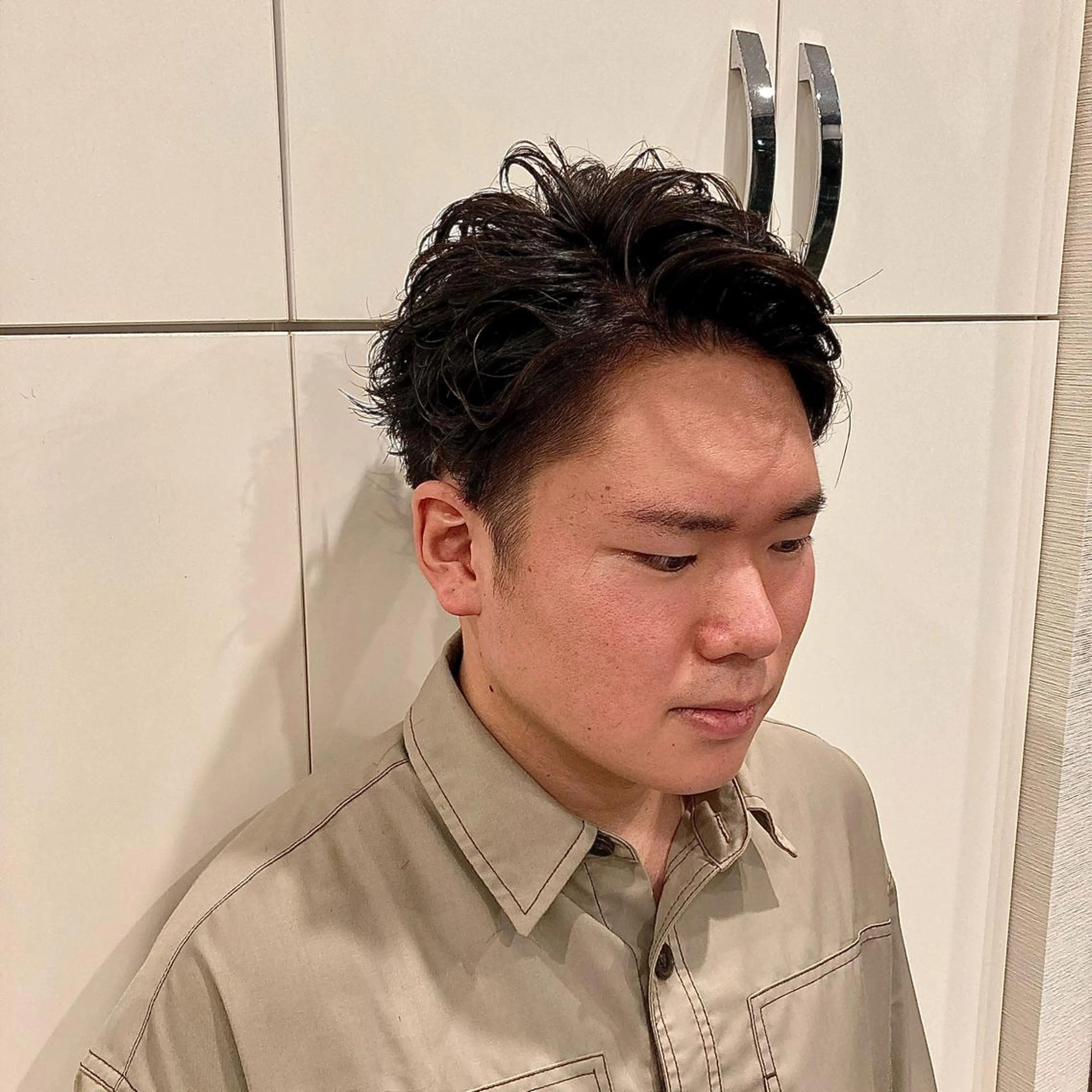 パーマ メンズ マッシュ メンズパーマ 刈り上げ 松岡 知のヘアスタイル