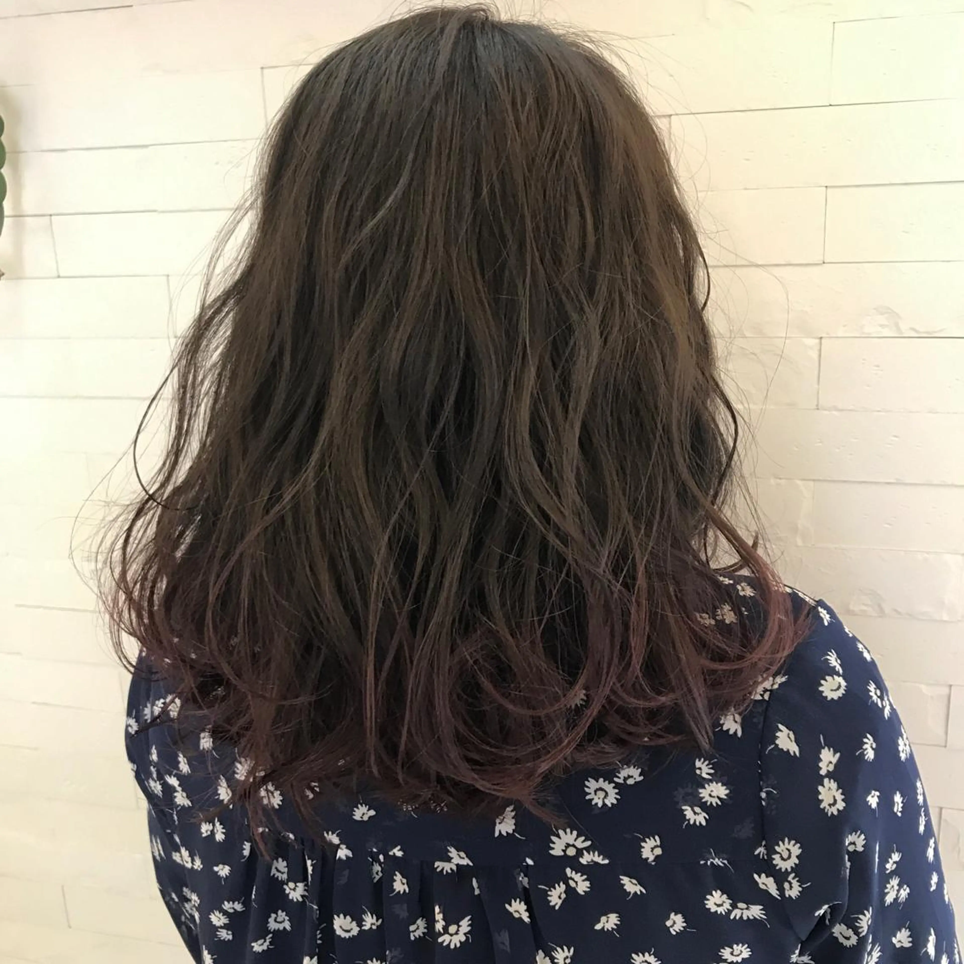 セミロング カラー ピンクカラー ハイライト✖️ 暗髪🤎Nahoのヘアスタイル