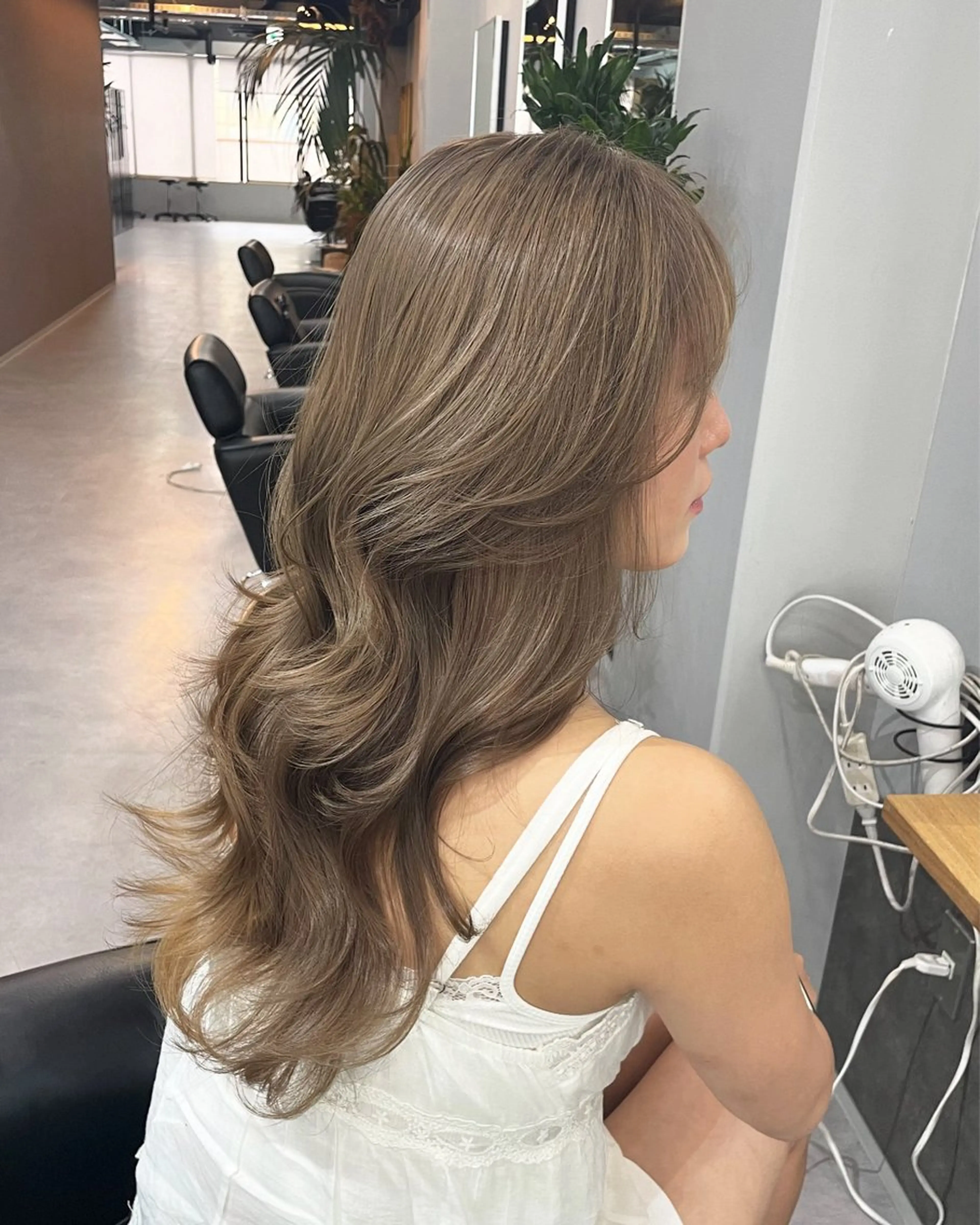 ロング カラー ヘアカラー ミルクティーベージュ ❤︎レイヤー　MIAのヘアスタイル