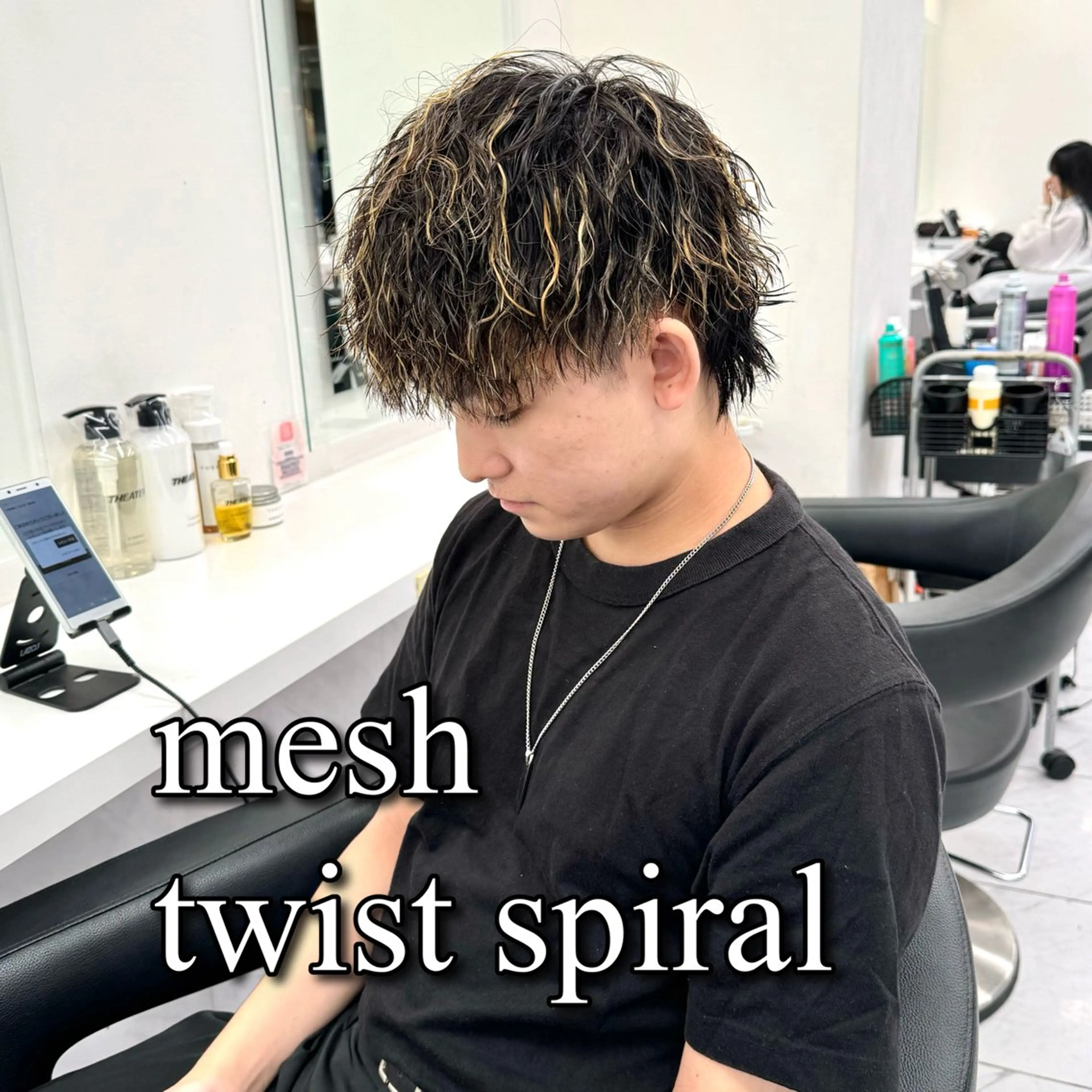 ミディアム パーマ ヘアアレンジ メンズ ミディアムパーマ メンズメッシュ メンズパーマ カット ヘアカラー パーマ ヘッドスパ ヘアセット 顔まわりカット の達人のヘアスタイル