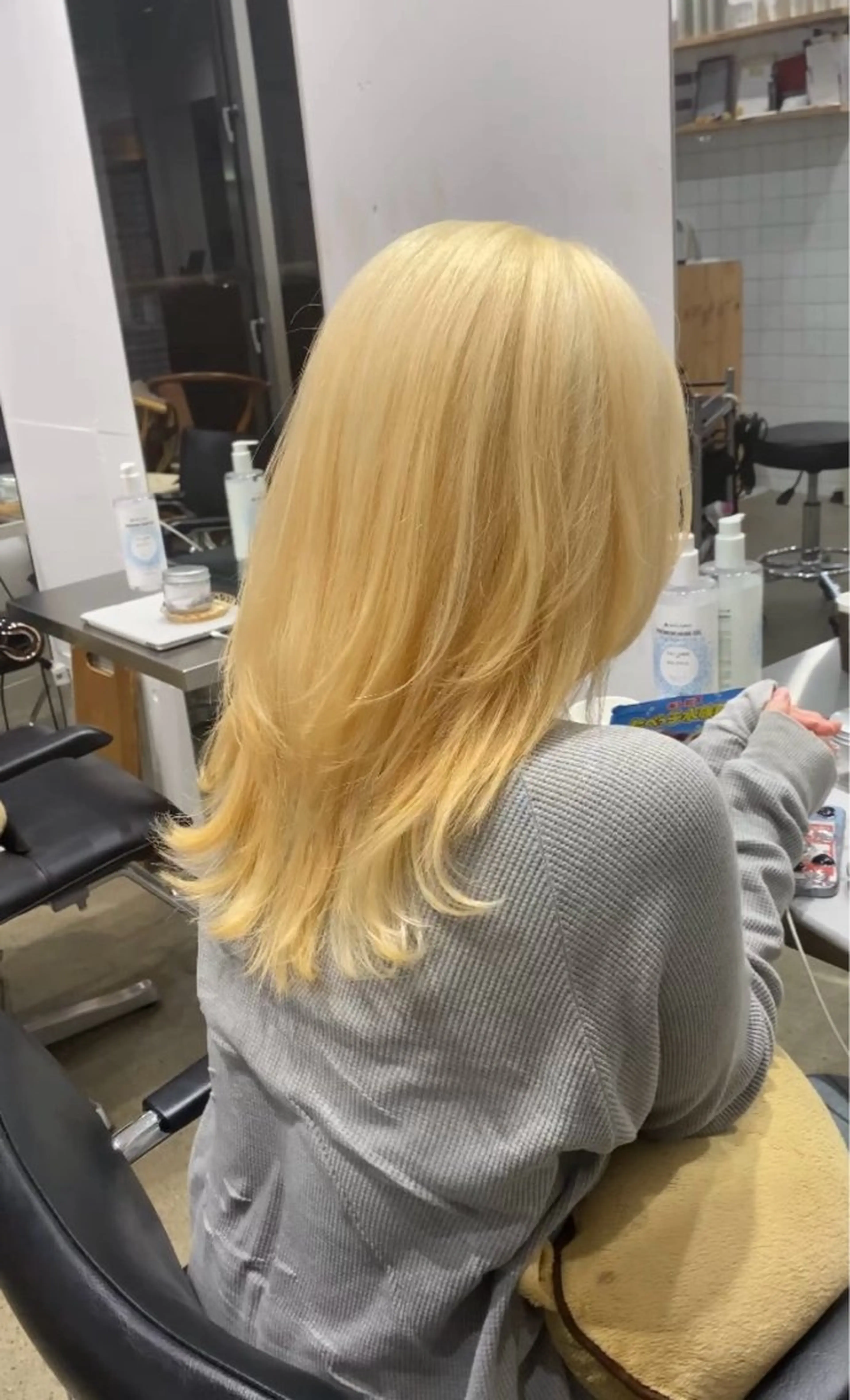 ミディアム カラー ベージュカラー 抜きっぱなしブロンド ブロンド ブロンドベージュ ウルフカット SALOWIN新宿三丁目【サロウィン】所属・レイヤー🔶髪質改善 🔶透明感カラー青木のヘアスタイル