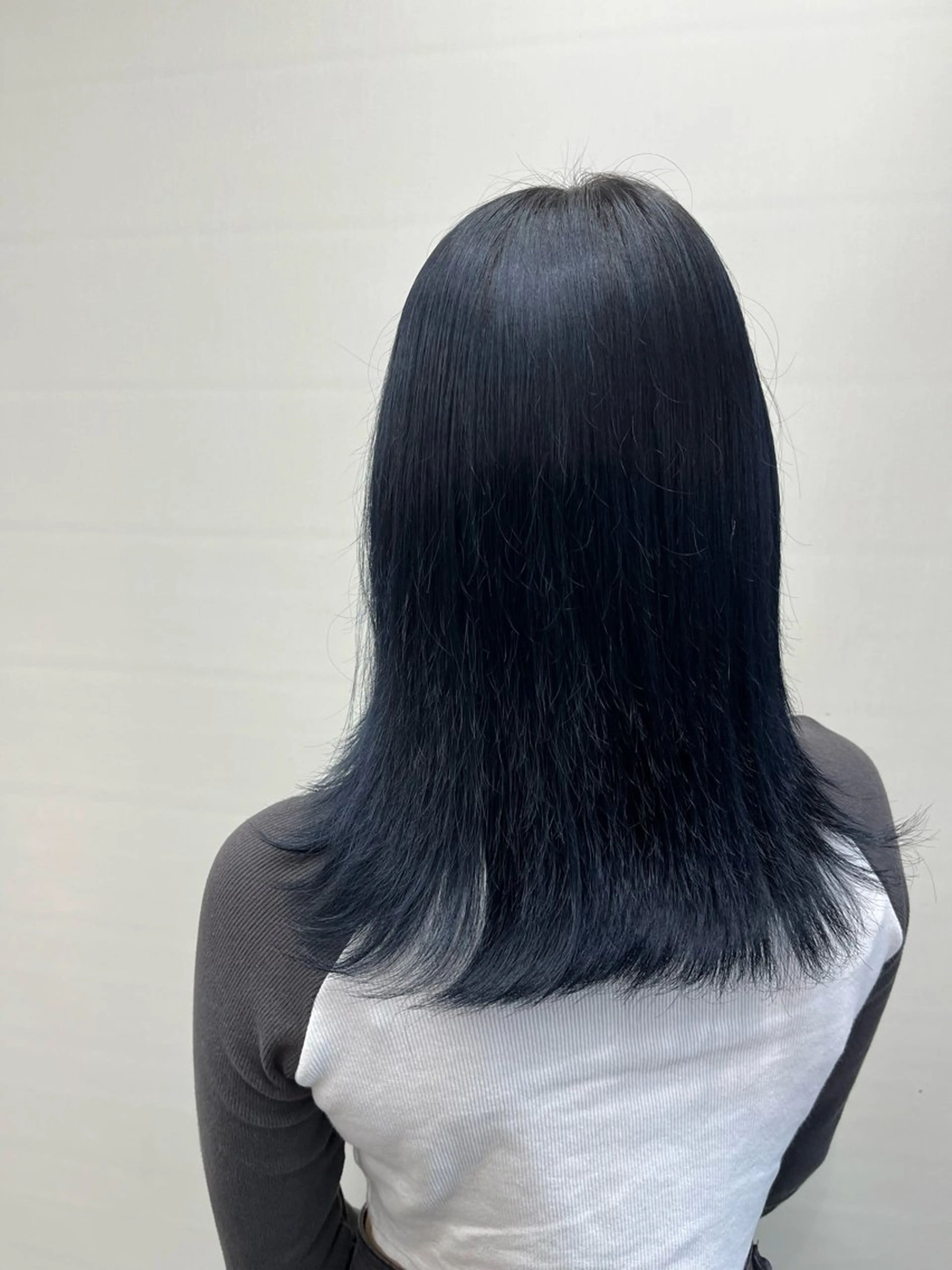 カラー 黒髪 ブルーカラー ブルーブラック ヘアカラー 松井 咲樹のヘアスタイル