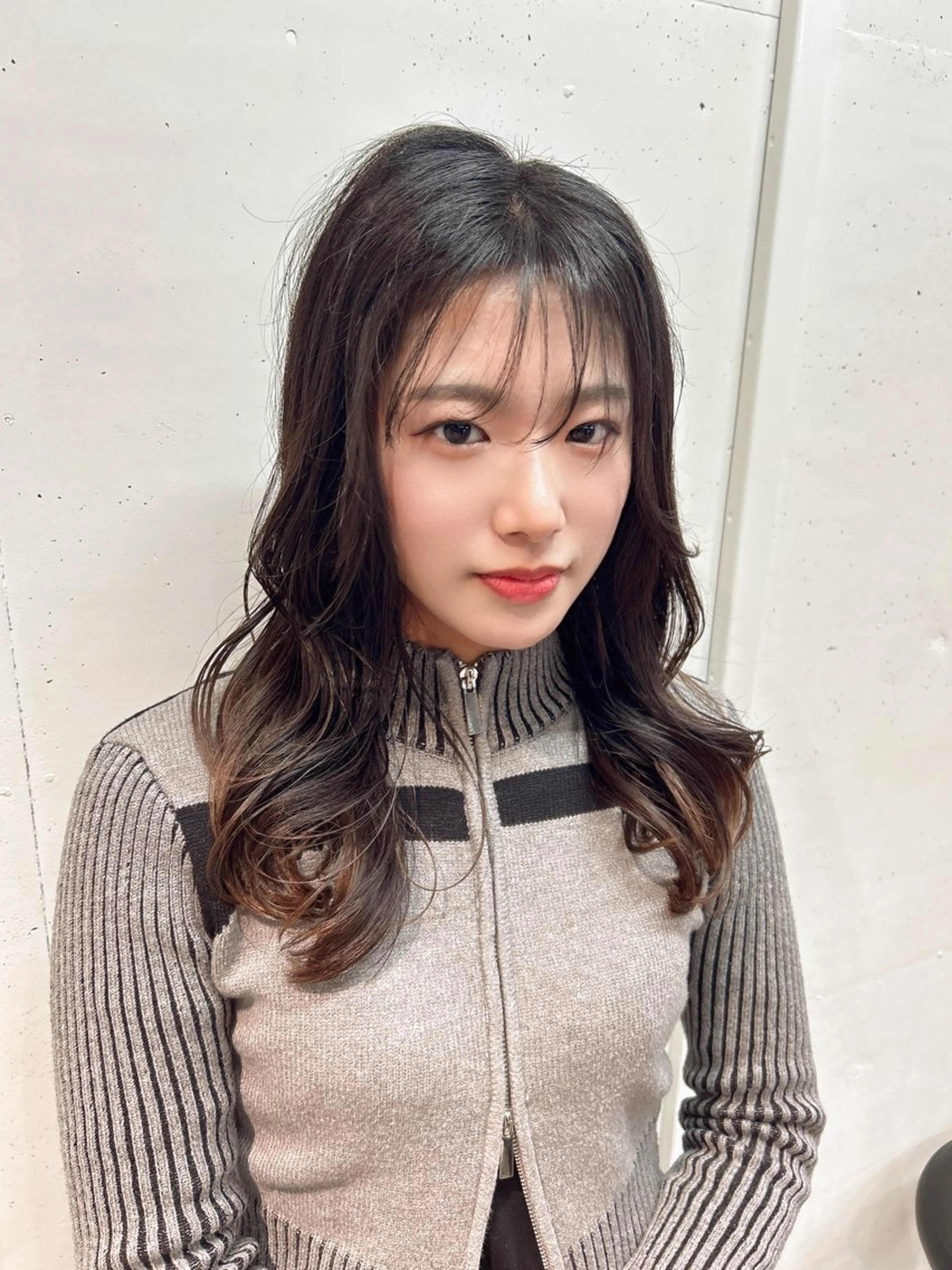 ミディアム カラー グラデーションカラー 韓国風ヘア シースルーバング カット ヘアカラー トリートメント AILEE所属・ウルフカット レイヤーカット上柿のヘアスタイル