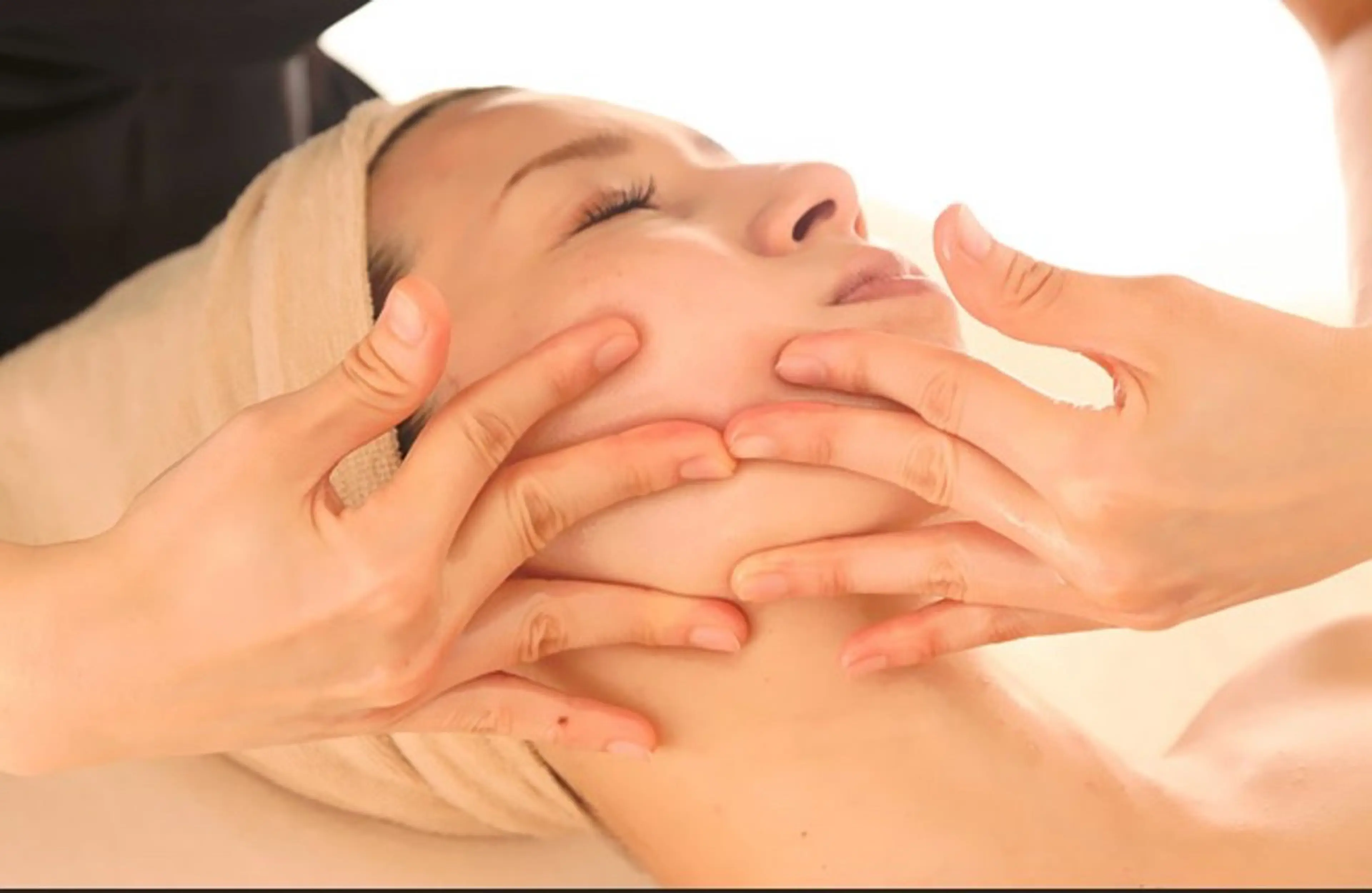 《小顔フェイシャル》　本気で小顔になりたい方！たるんだ顔を本気で上げたい方！コース　ヘッドスパ付きの写真