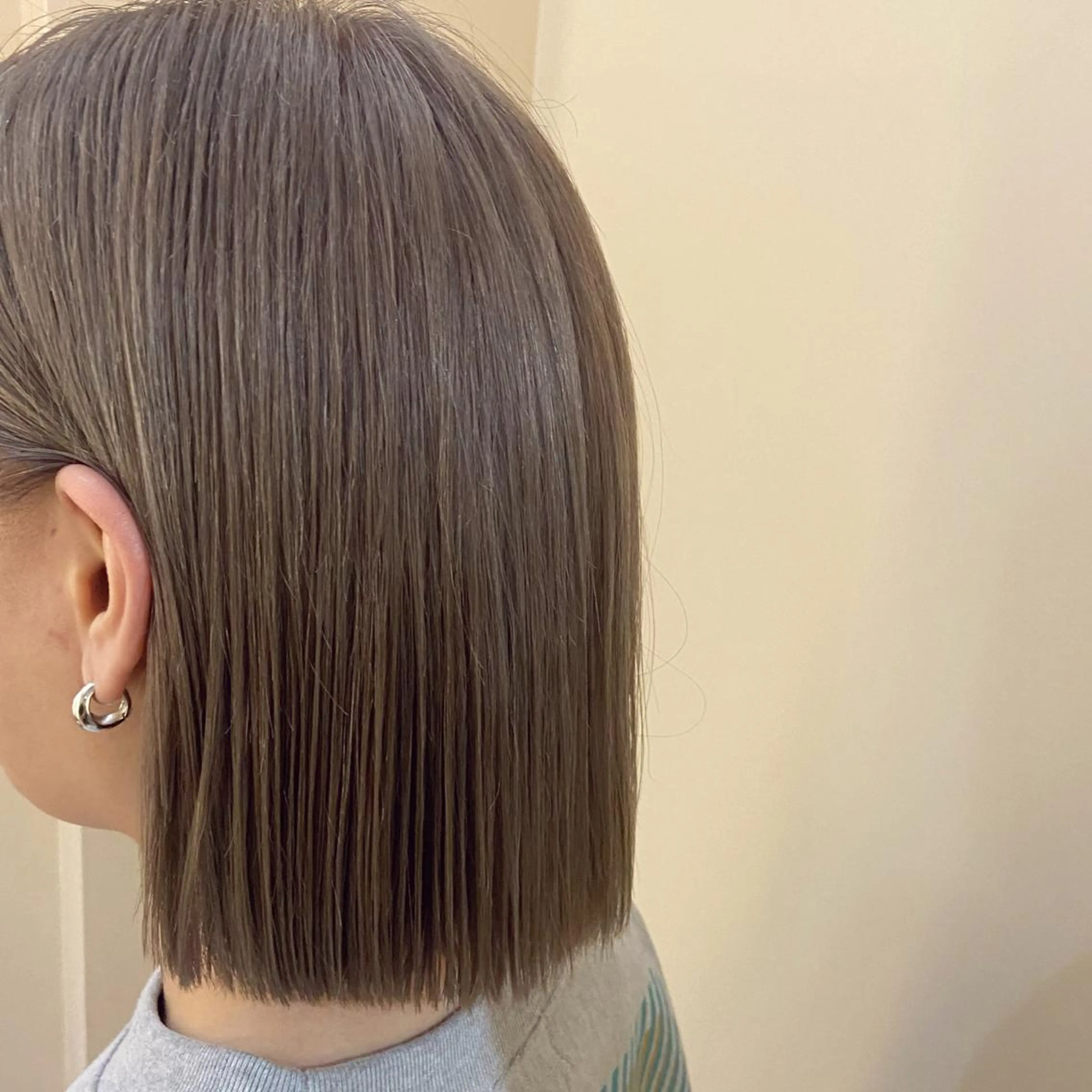 カラー 切りっぱなしボブ グレージュ ボブ SALT WATER  恵比寿所属・SALTWATER AYARIのヘアスタイル