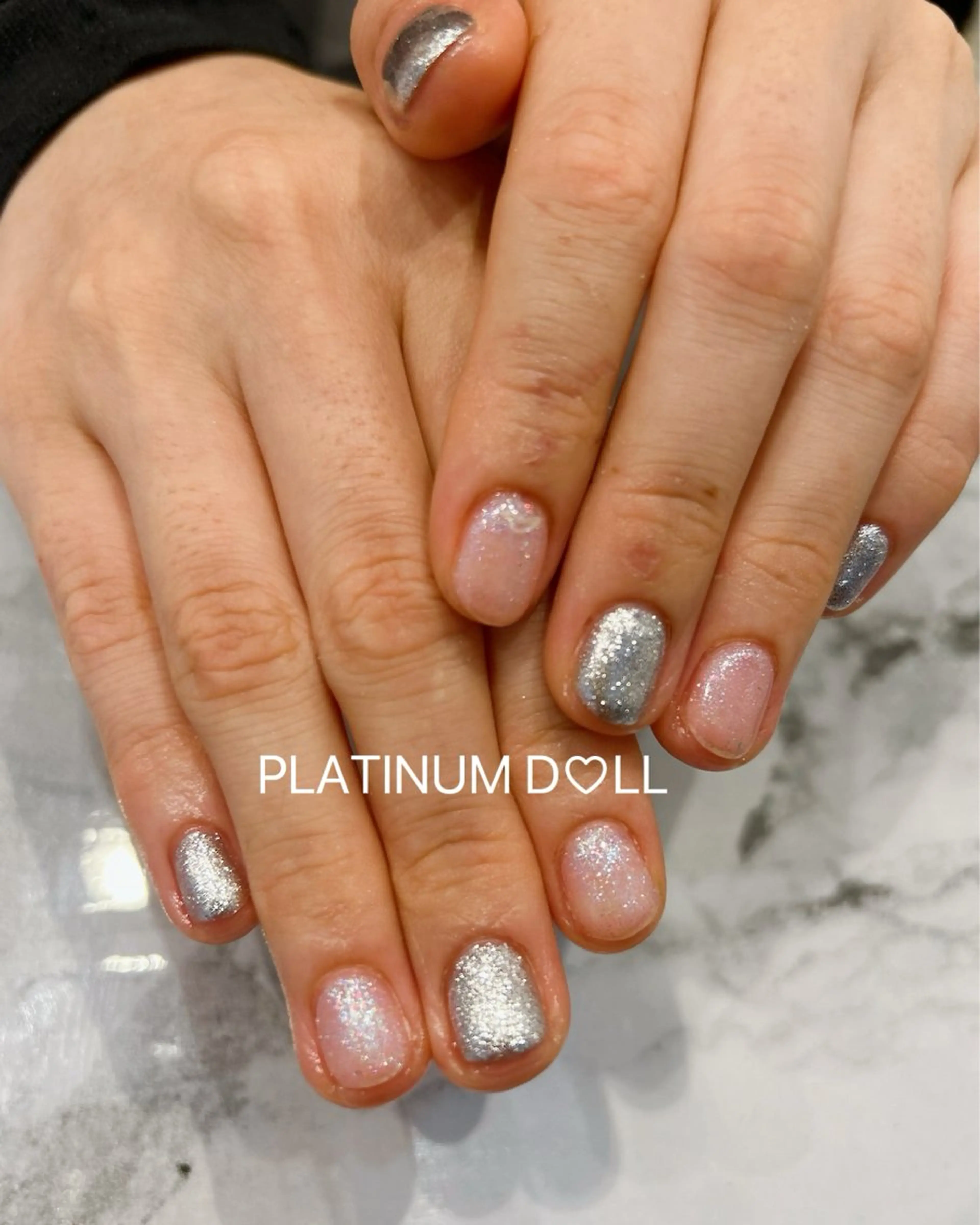 ネイル グラデーション ラメ(グリッター) オフィスネイル ワンカラーネイル シルバー ハンドネイル 🎀大人nail /NOISMはな🎀のネイルデザイン