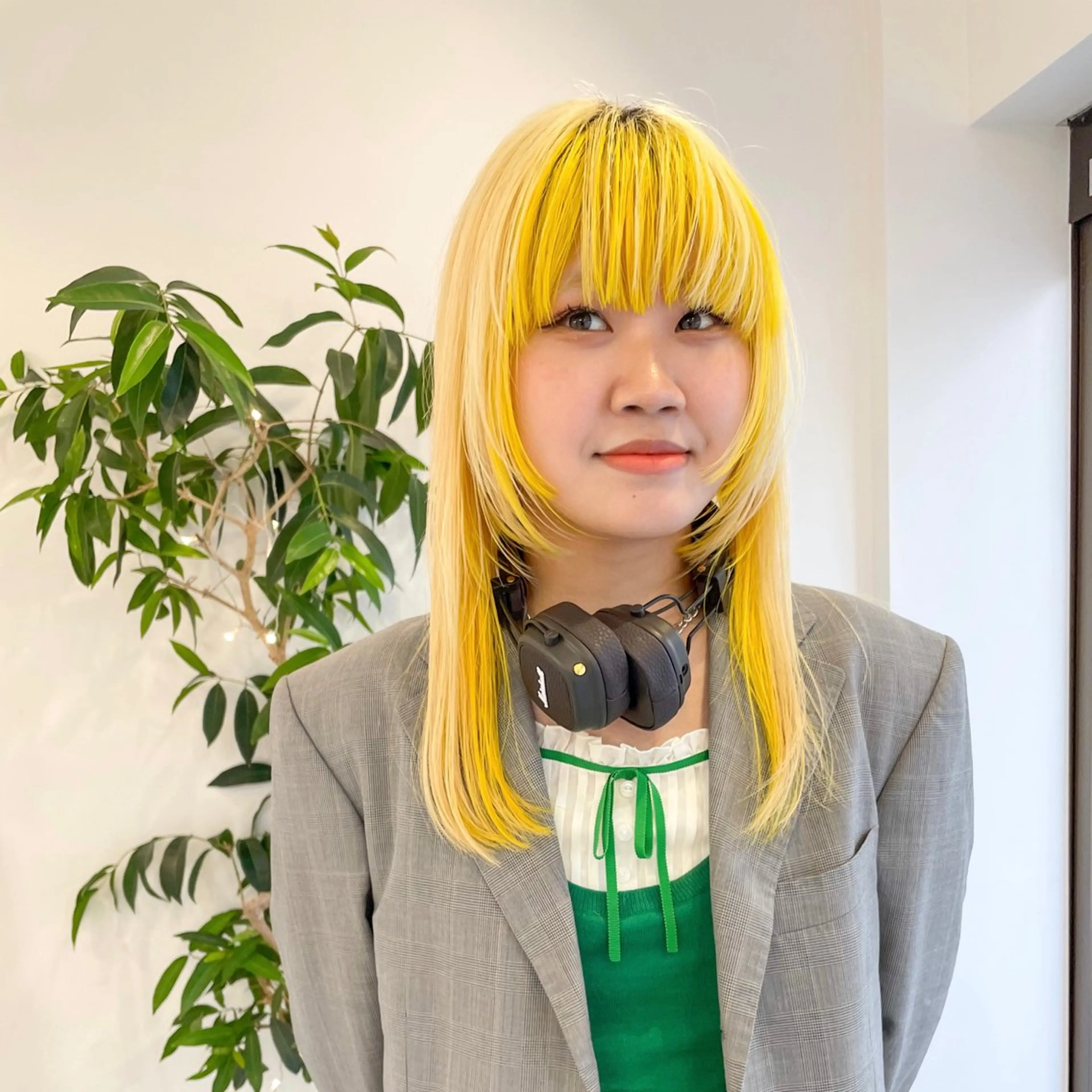 セミロング カラー 可愛いパーマスタイル といえばISSEYのヘアスタイル