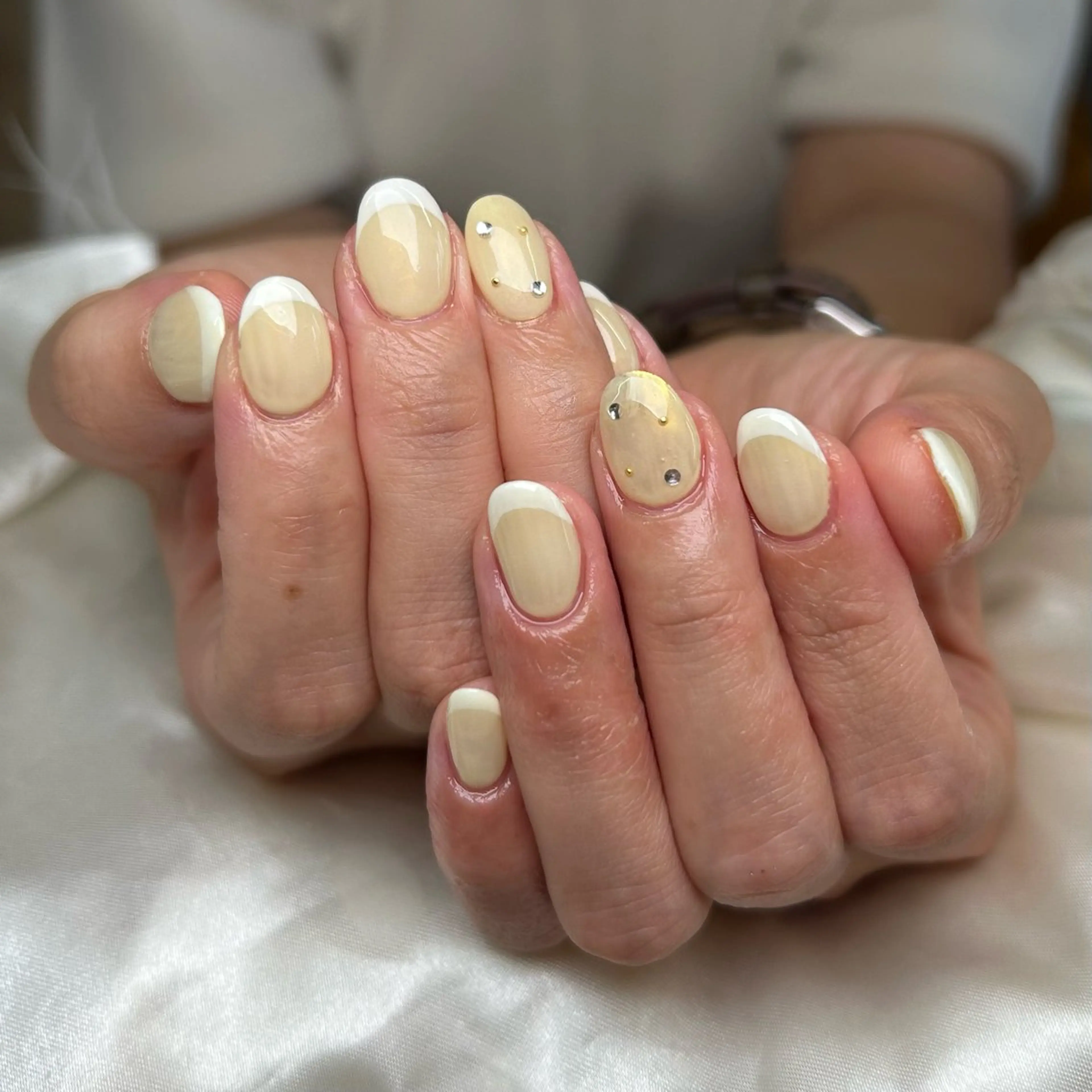 ネイル オーロラネイル フレンチネイル 黄色 shine'an fuka🌿🫧のネイルデザイン