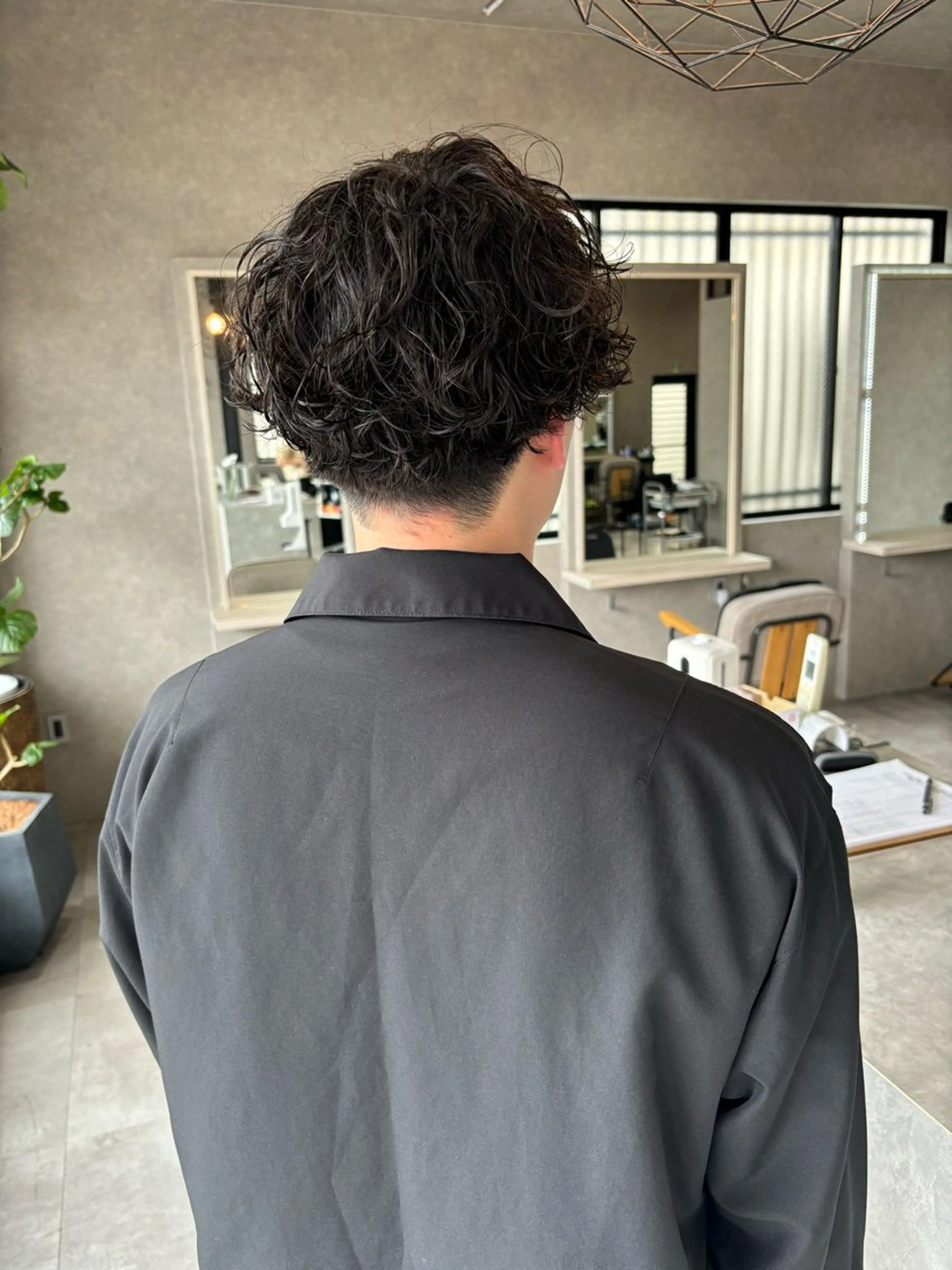 ショート パーマ メンズ センターパート メンズハイトーン マッシュウルフ マッシュ メンズパーマ カット パーマ 長谷川 湧のヘアスタイル