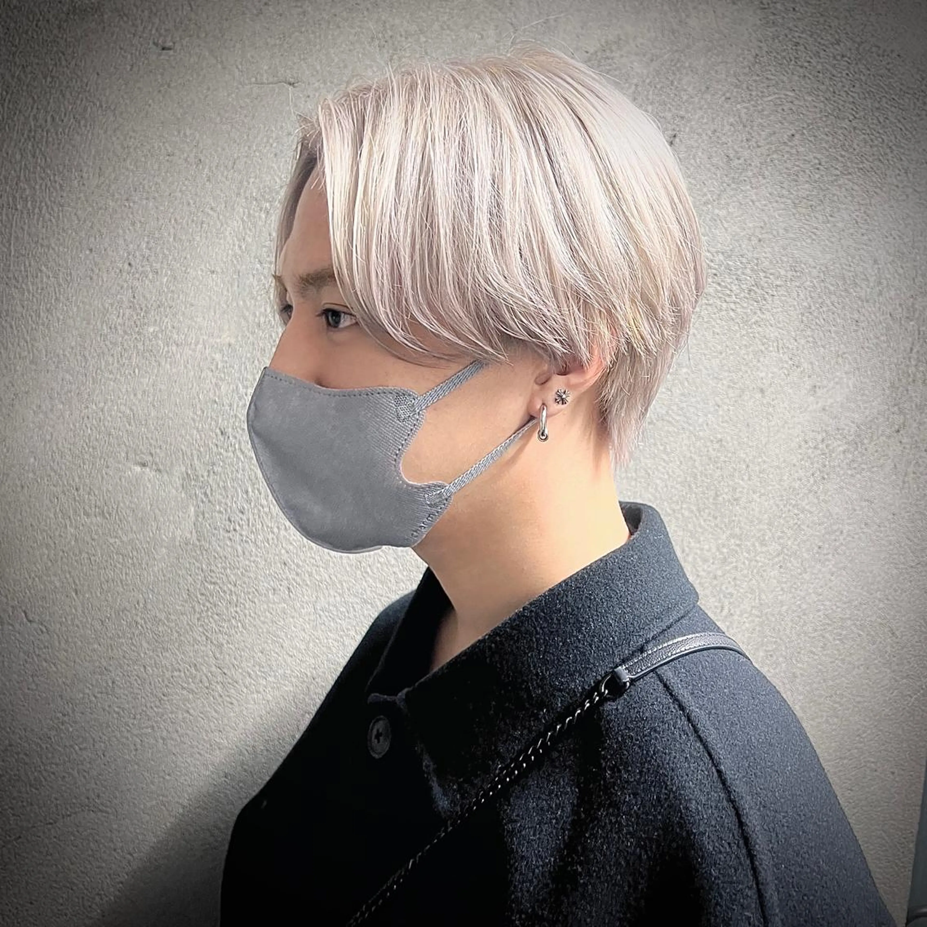 ショート カラー パーマ メンズ センターパート ベージュカラー ホワイトベージュ カット ヘアカラー トリートメント メンズ特化/パーマ/ メッシュ/竜成のヘアスタイル