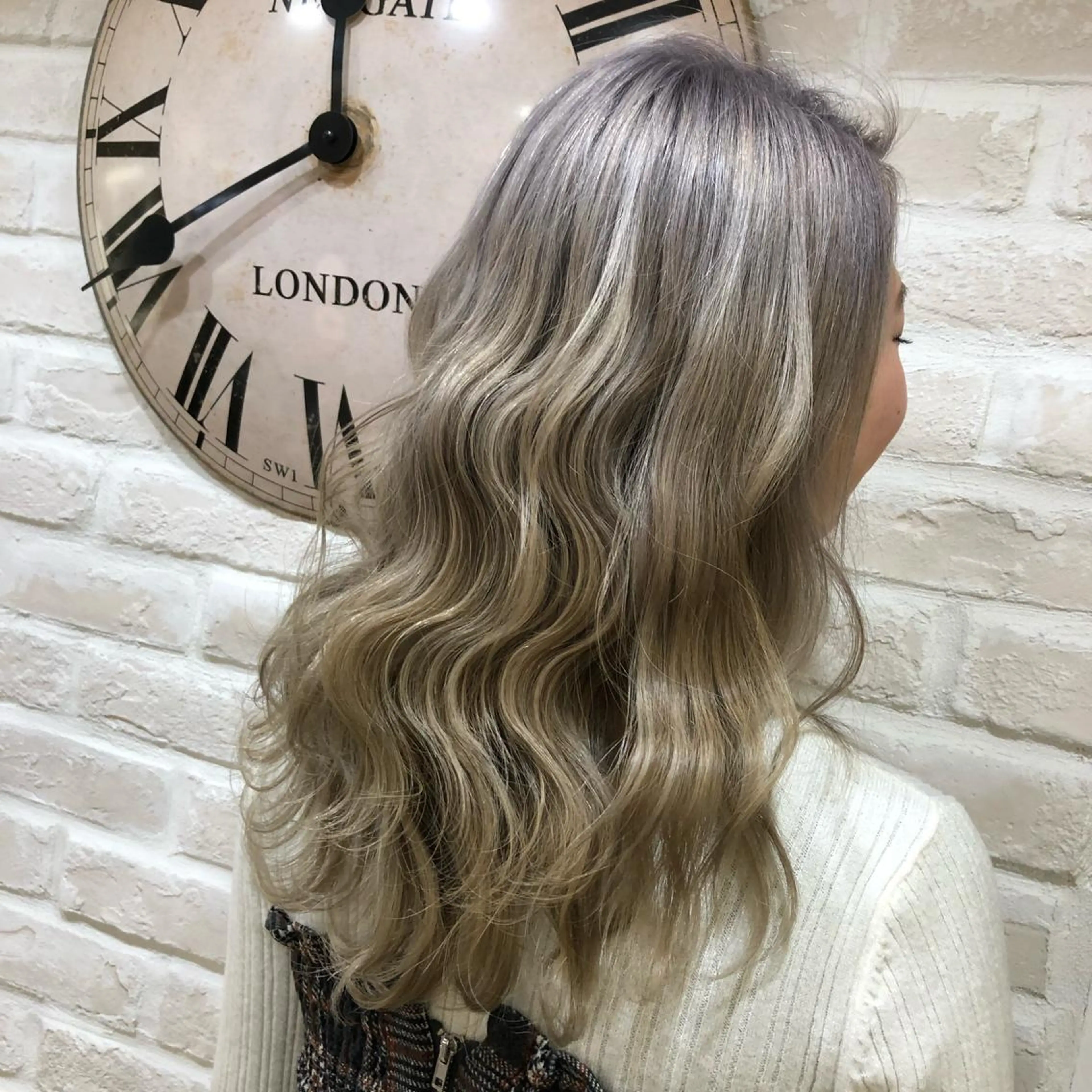 セミロング カラー ブリーチ ブロンド ケアブリーチ ケアカラー ホワイトブロンド カット ヘアカラー トリートメント ヘアセット Aujua ソムリエ 勝又舞夏のヘアスタイル