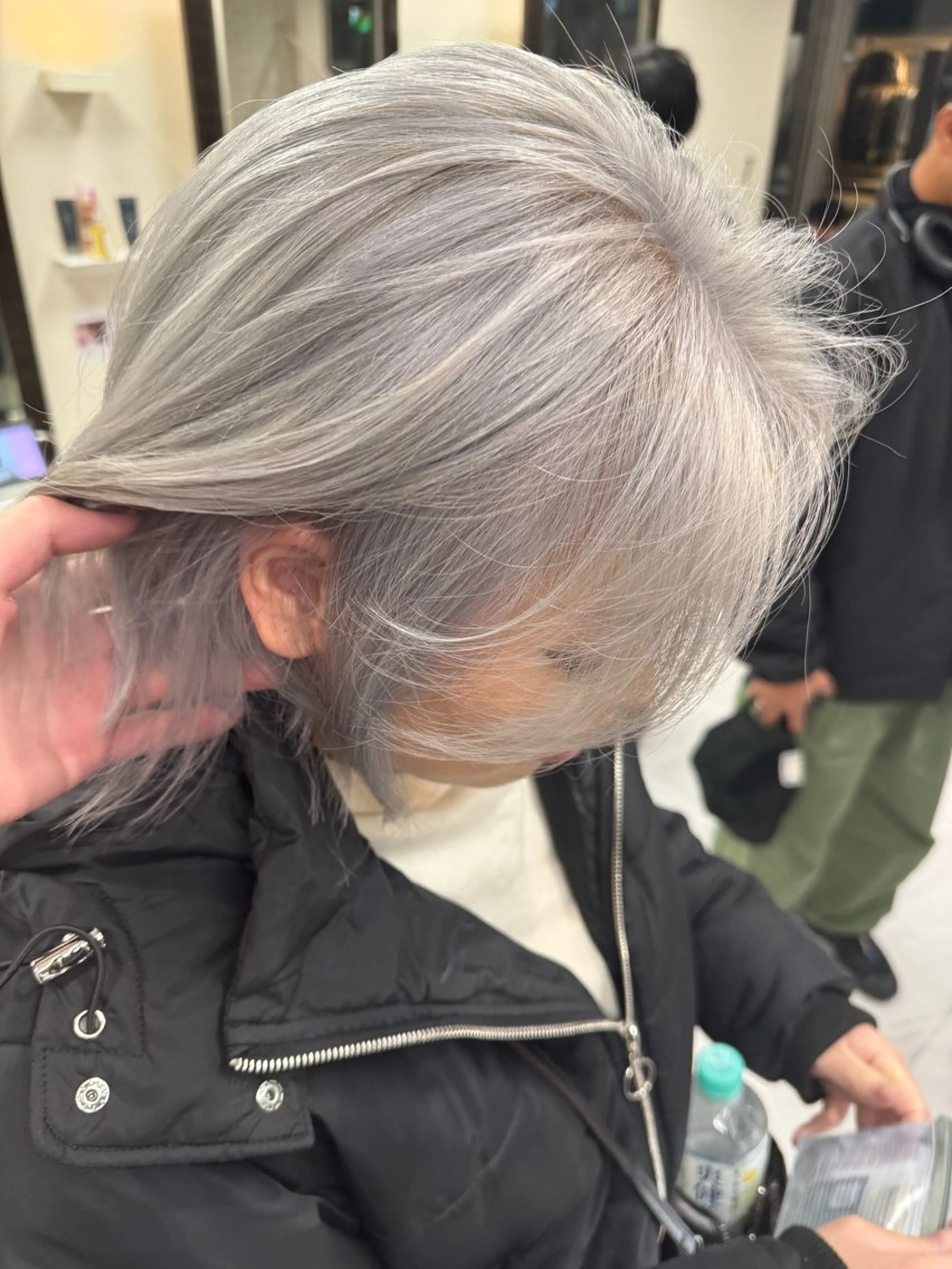 ミディアム カラー ヘアアレンジ 切りっぱなしボブ ブリーチ デザインカラー ダブルカラー グラデーションカラー カット ヘアカラー トリートメント 目黒 碧人のヘアスタイル