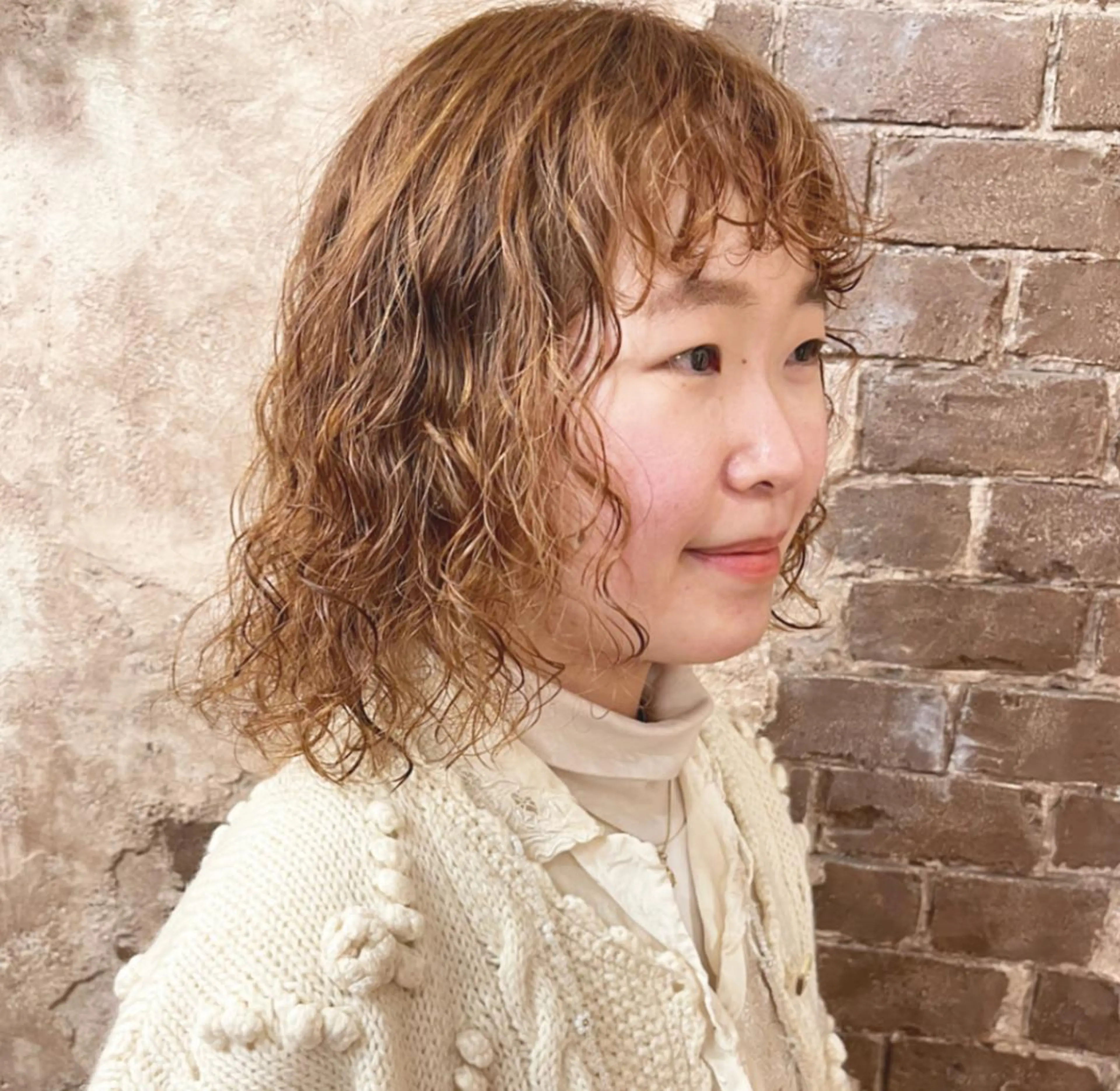 ミディアム パーマ カット パーマ ブリーチ、パーマ 西部笑のヘアスタイル