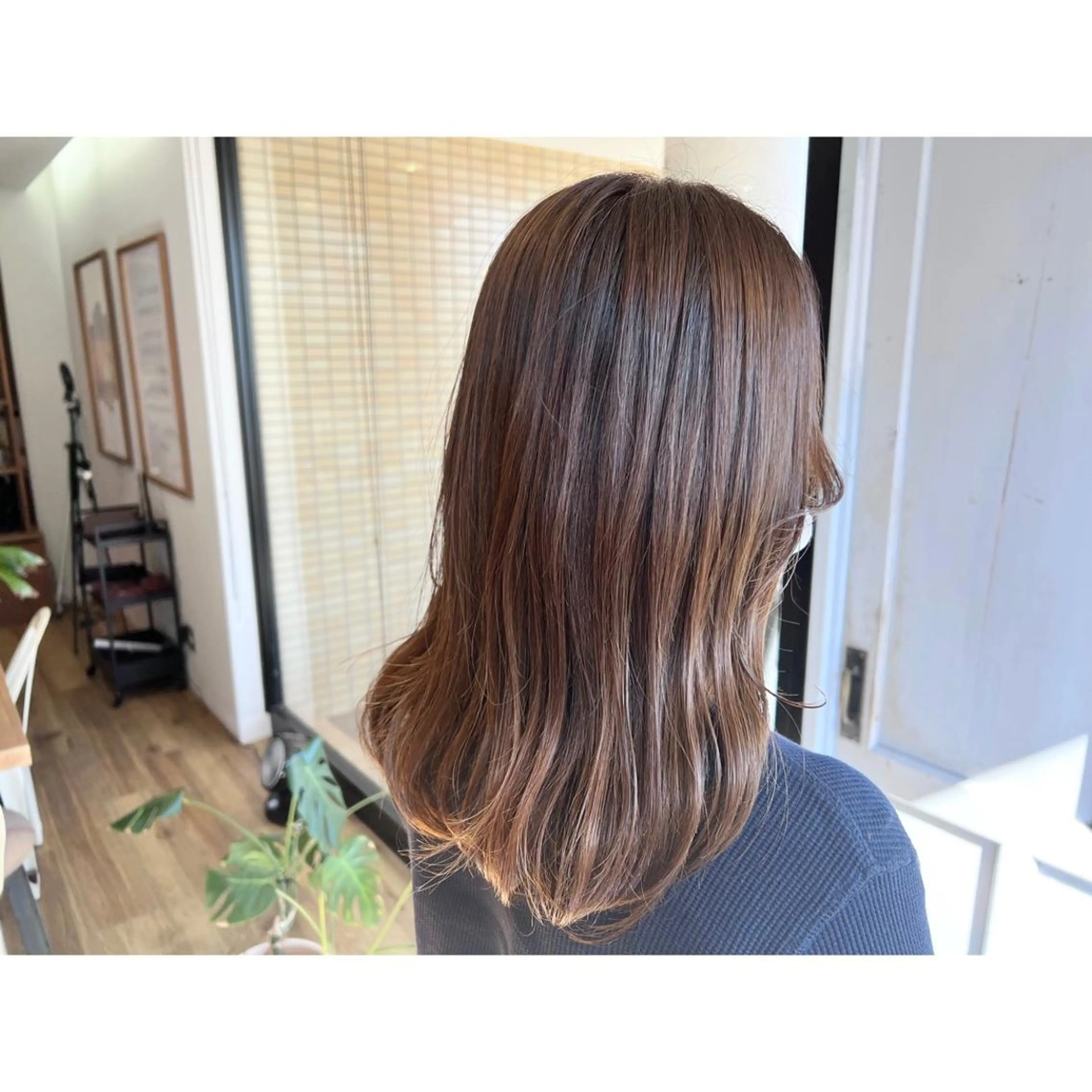 ロング カラー グレージュ オリーブグレージュ オリーブグレー カット ヘアカラー トリートメント ツキダテ ユイのヘアスタイル