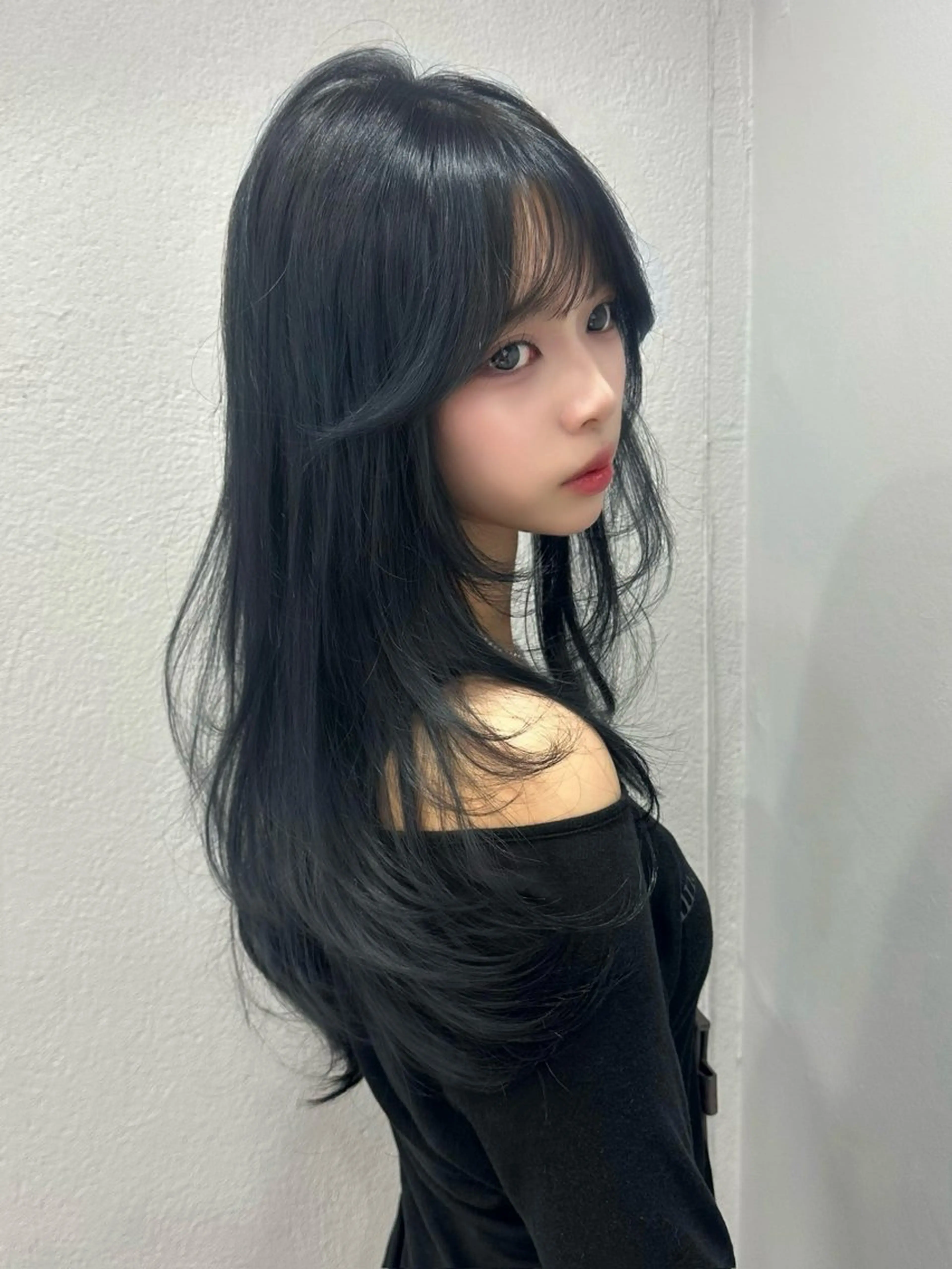 ロング カラー 黒髪 ブルーカラー ブルーブラック 顔周りカット カット ヘアカラー 𝑴𝑶𝑲𝑨 トレンド韓国ヘア🩷のヘアスタイル